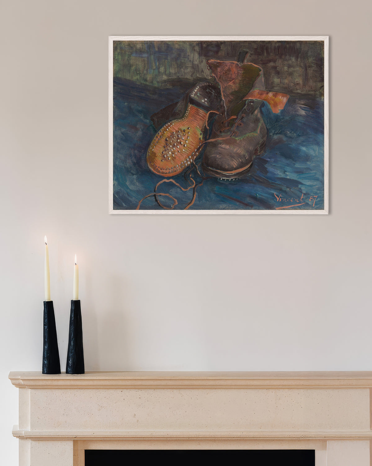 Poster av Et par støvler (1887) av Vincent van Gogh, med hvit treramme