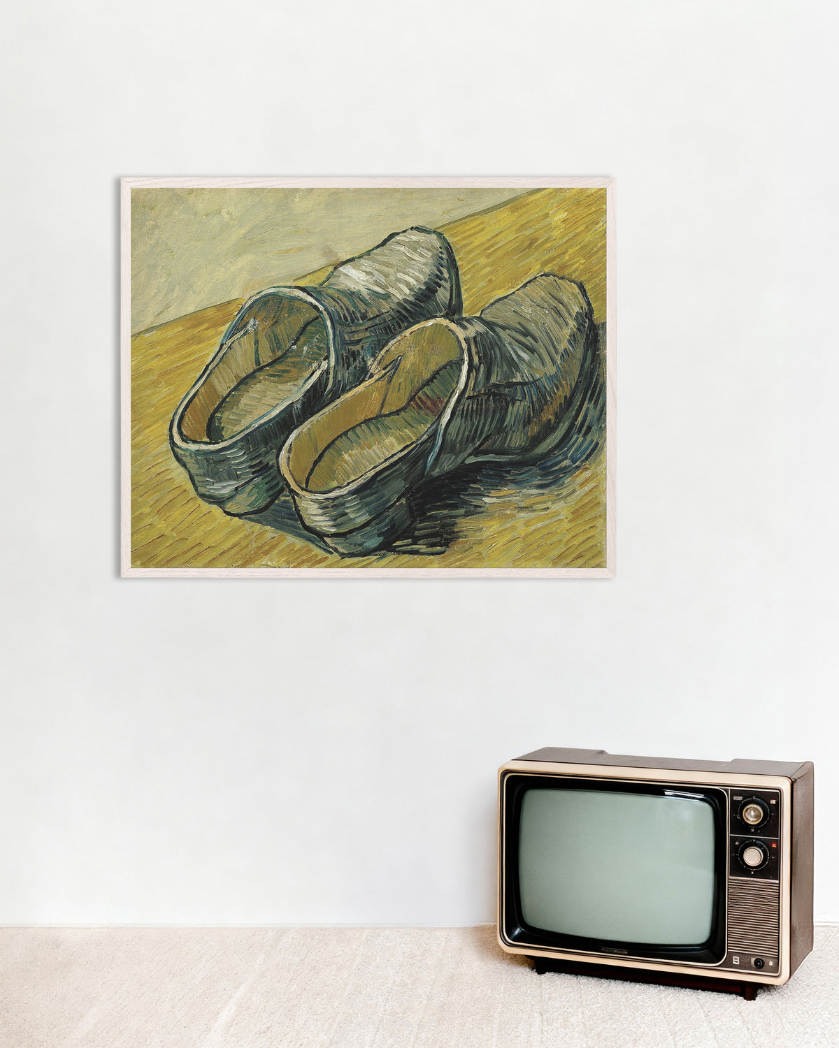 Poster av Et par tresko i skinn (1888) av Vincent van Gogh, med hvit treramme