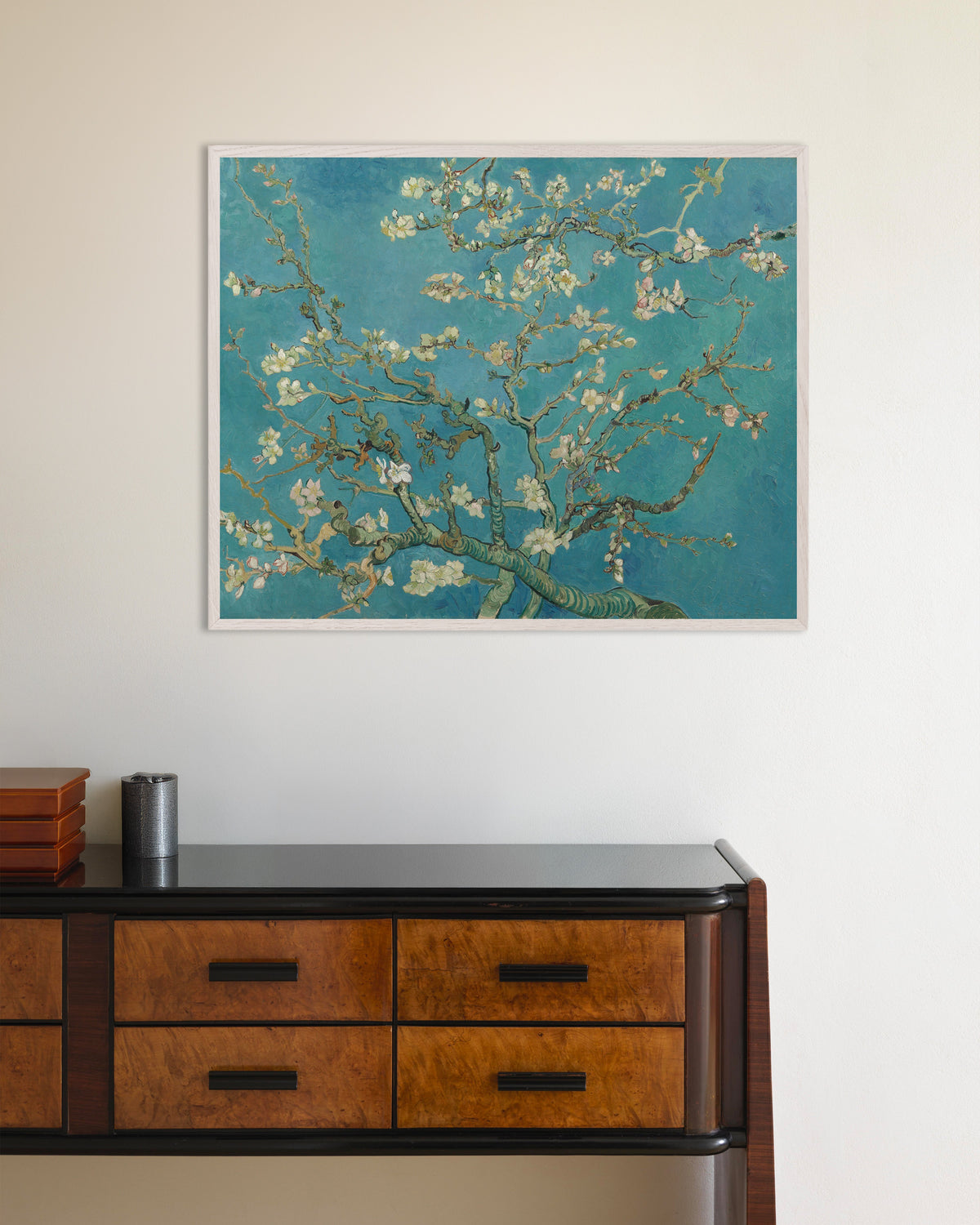 Poster av Mandelblomstring (1890) av Vincent van Gogh, med hvit treramme
