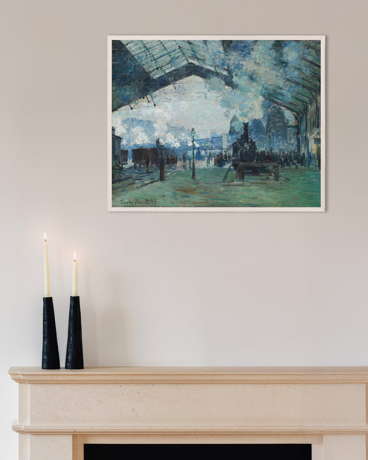 Plakat Toget fra Normandie ankommer, Gare Saint-Lazare (1877) av Claude Monet med hvit treramme