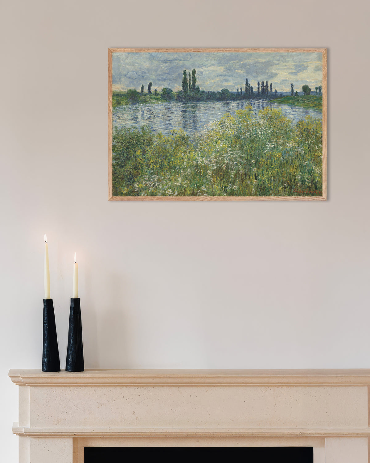 Plakat Seinens bredd ved Vétheuil (1880) av Claude Monet med ramme i naturtre
