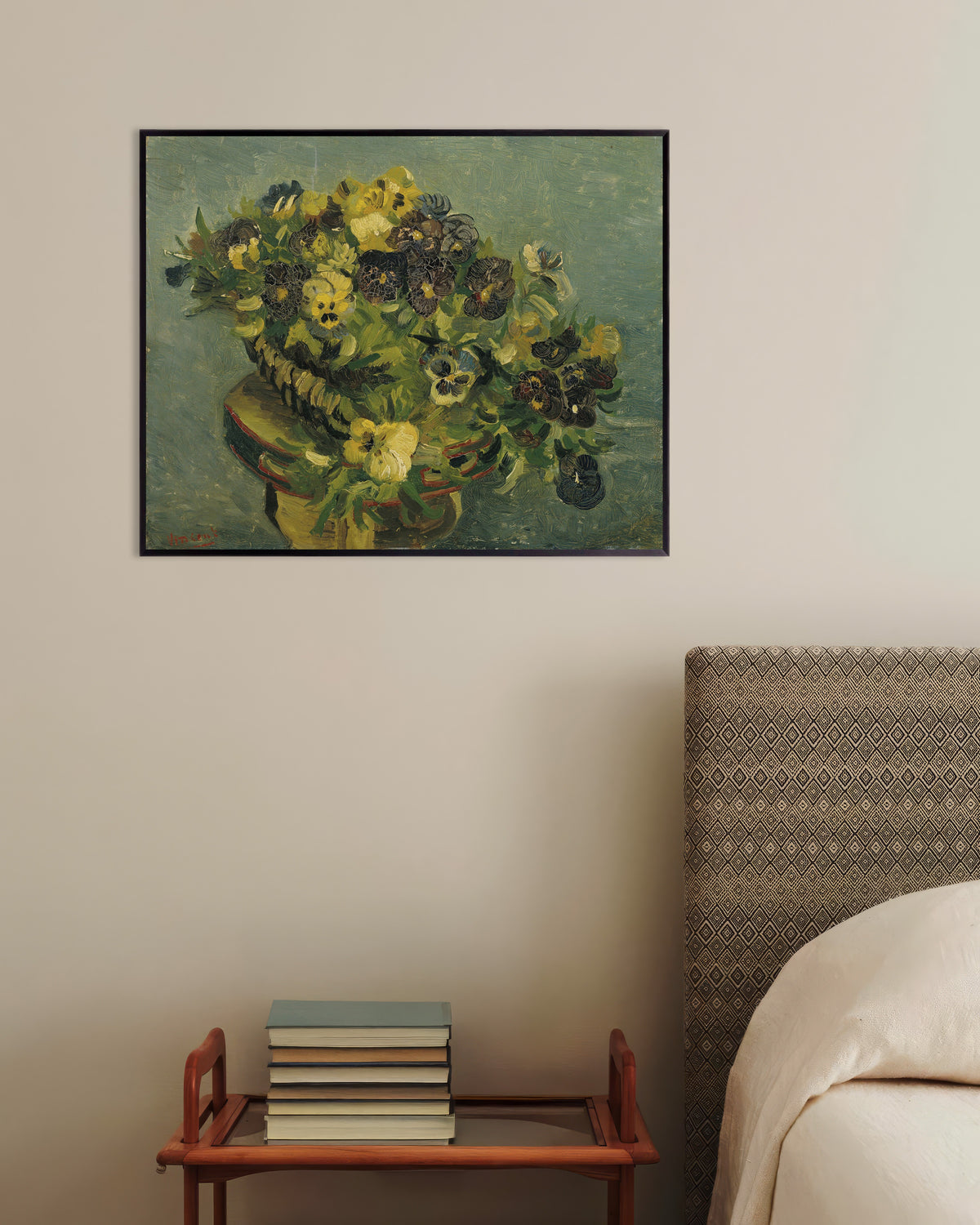 Poster av Kurv med stemorsblomster på et lite bord (1887) av Vincent van Gogh, med metallramme