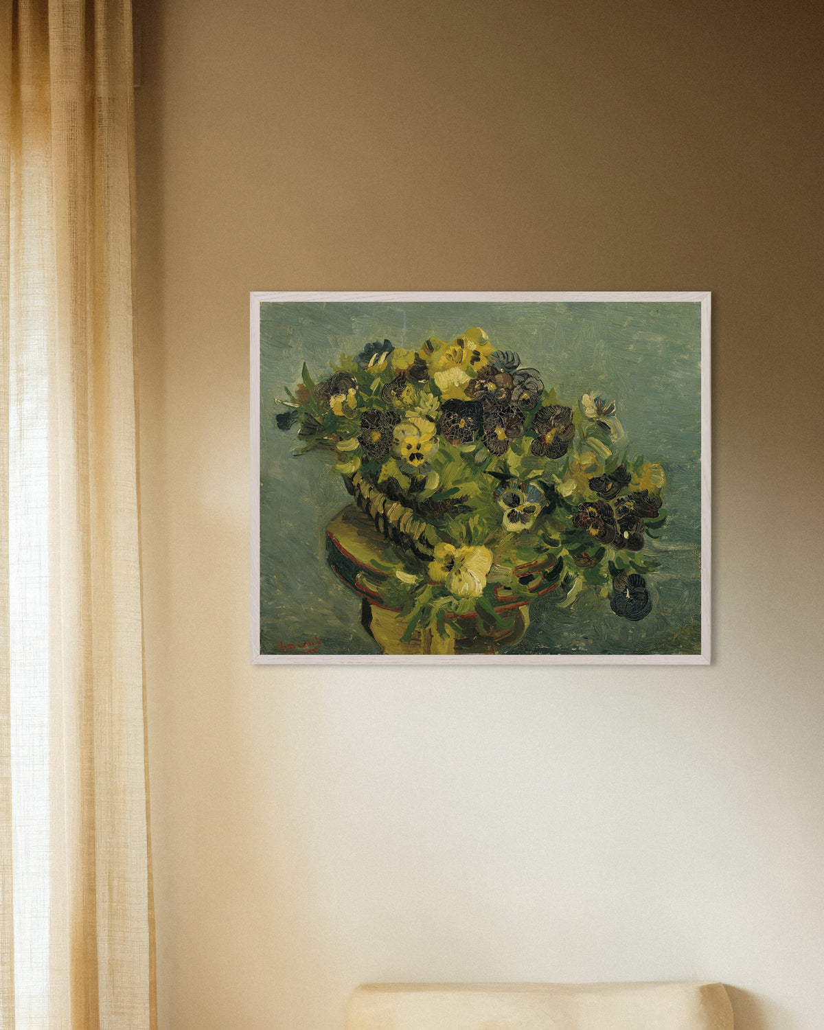 Poster av Kurv med stemorsblomster på et lite bord (1887) av Vincent van Gogh, med hvit treramme