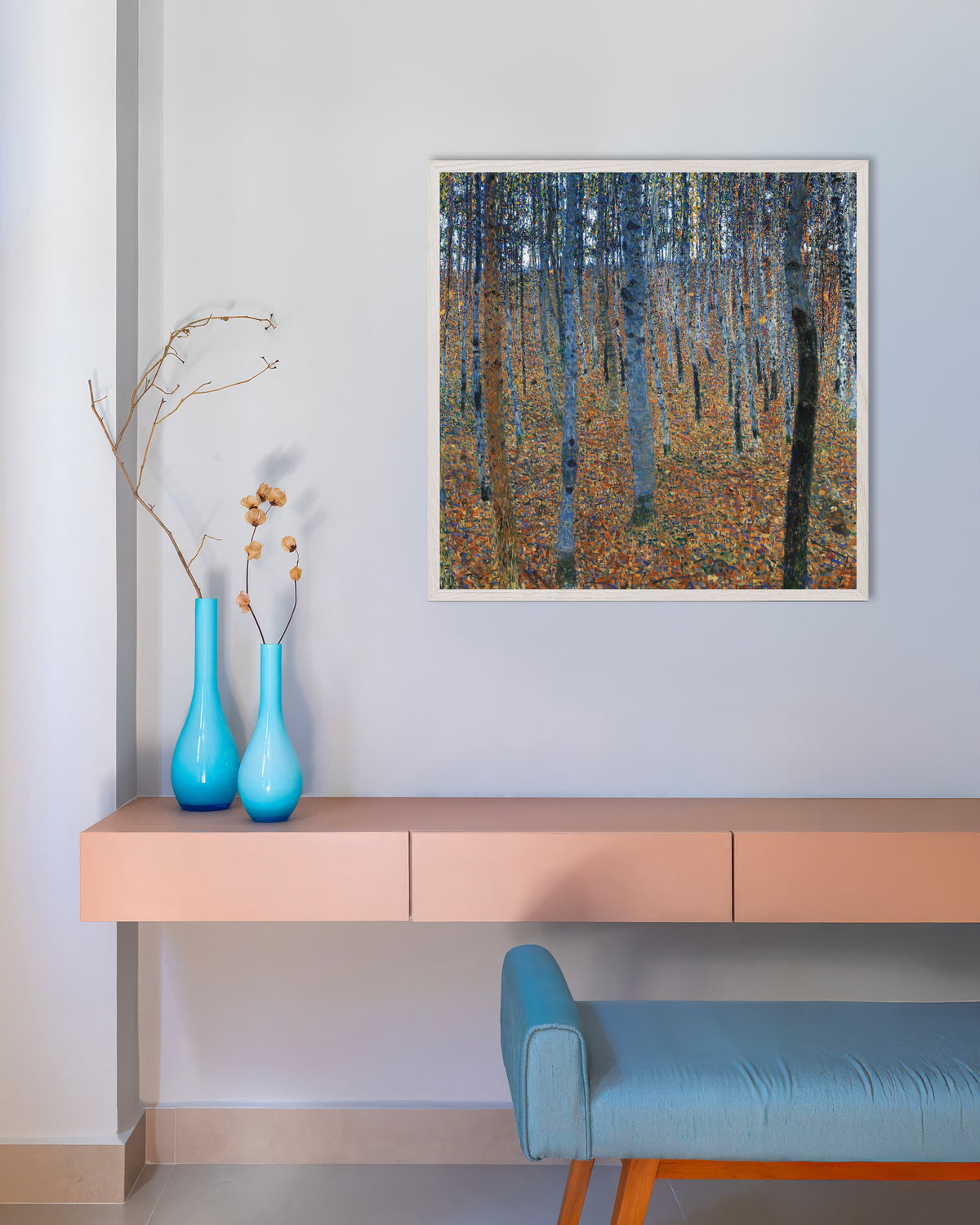 Plakat Bøkeskog I (1902) av Gustav Klimt med hvit treramme