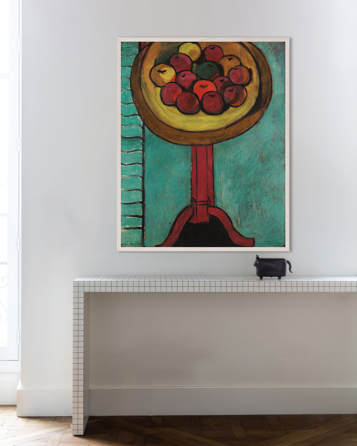 Poster av Eplebolle på et bord (1916) av Henri Matisse, med hvit treramme