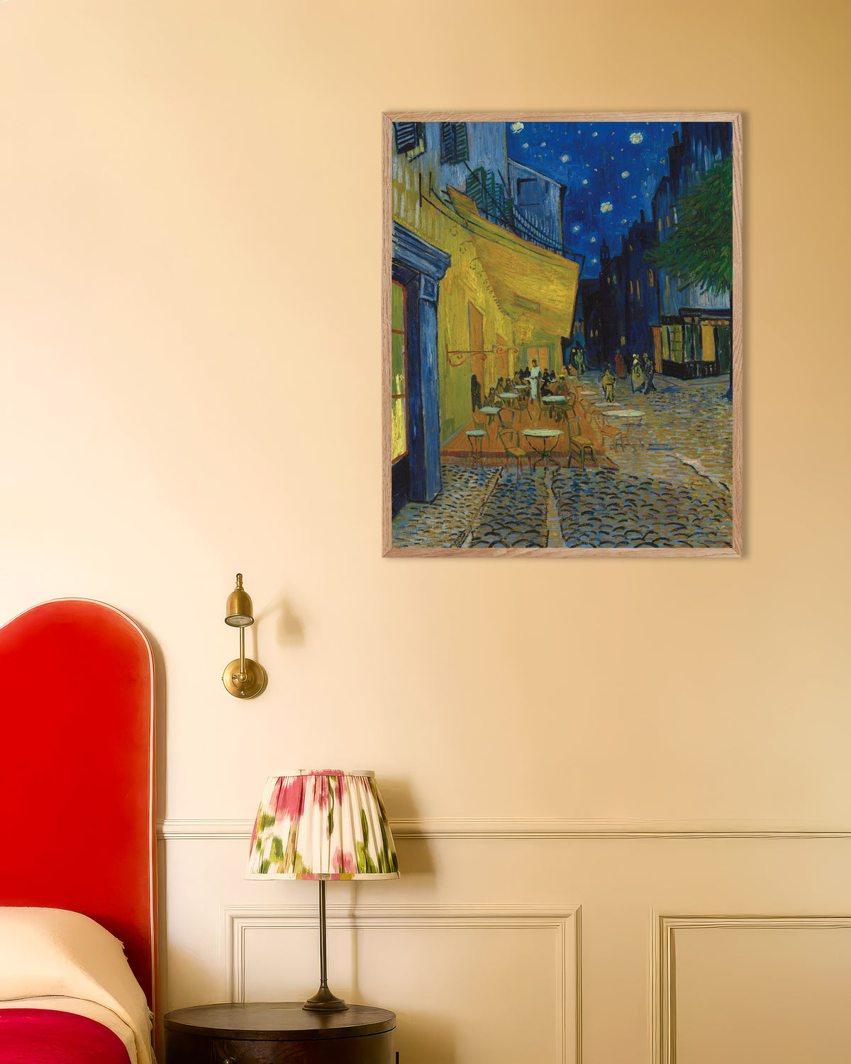 Poster med Kafeterrasse om natten (1888) av Vincent van Gogh, med ramme i naturtre