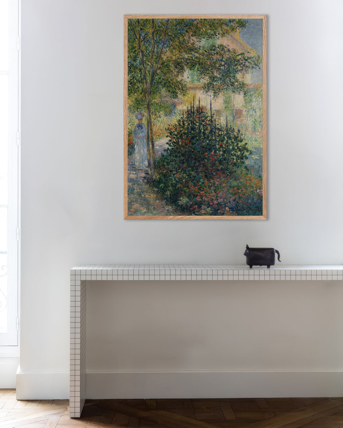 Plakat Camille Monet i hagen i Argenteuil (1876) av Claude Monet med ramme i naturtre