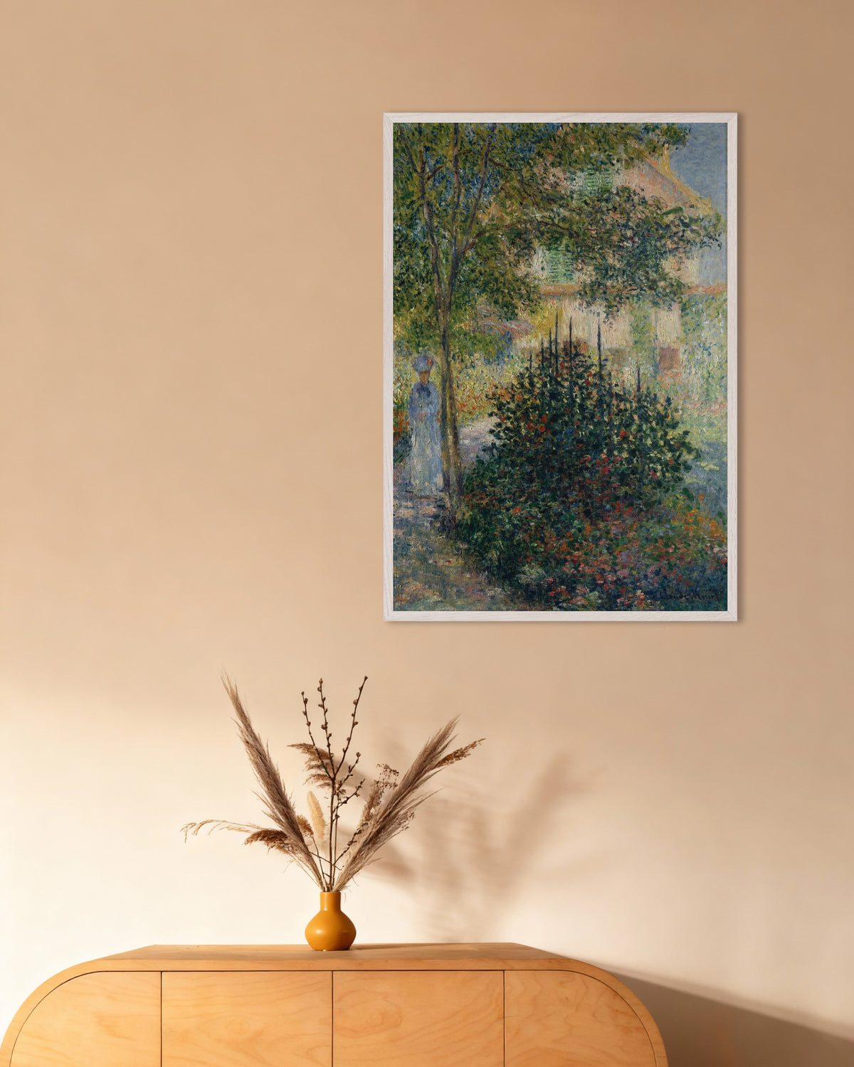 Plakat Camille Monet i hagen i Argenteuil (1876) av Claude Monet med hvit treramme
