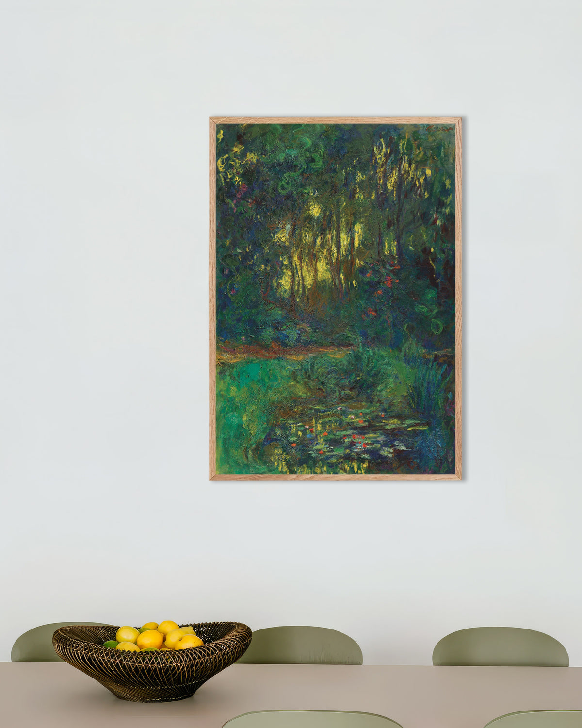 Plakat Hjørne av vannliljedammen (1918–1919) av Claude Monet med ramme i naturtre