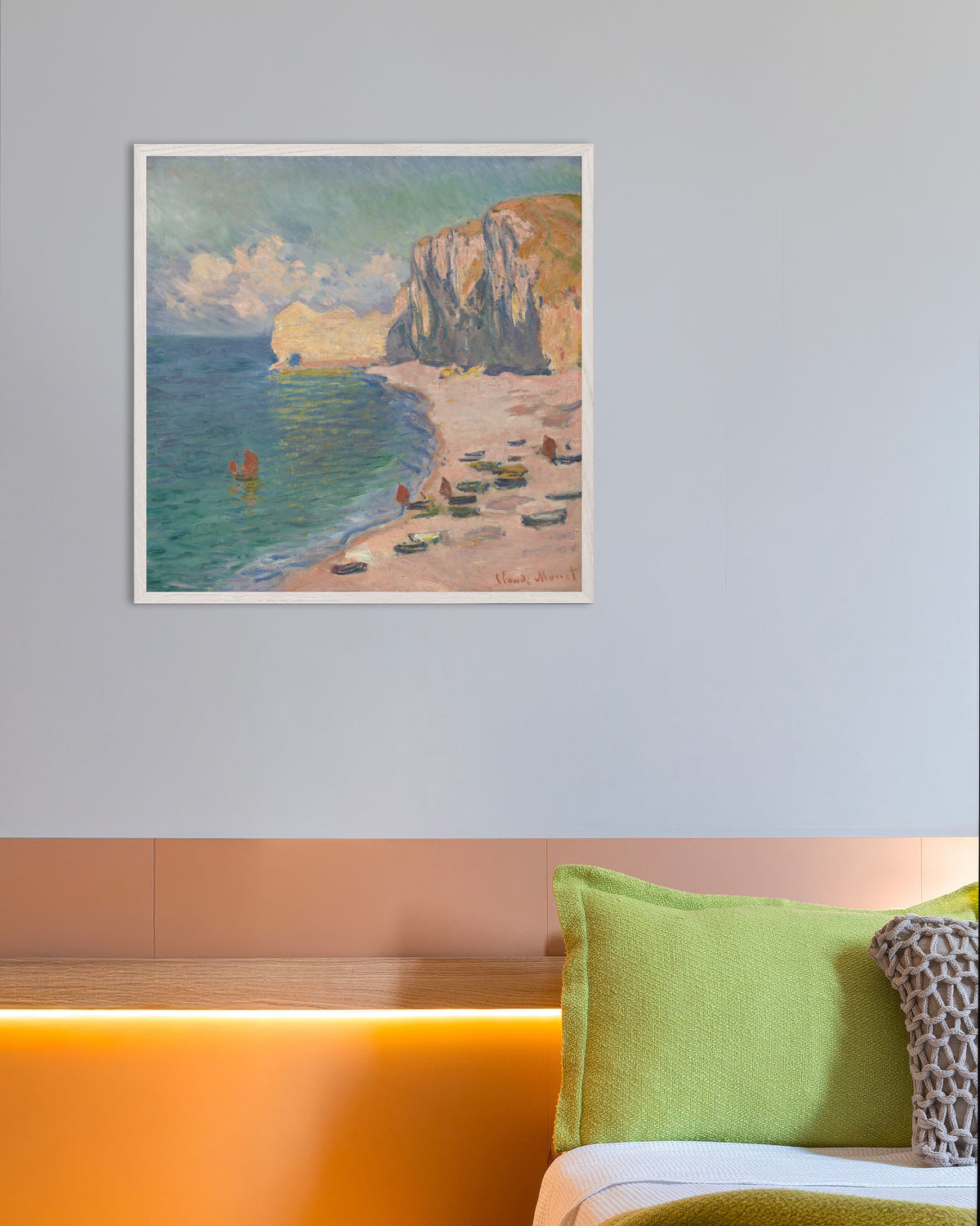 Plakat Étretat, stranden og Falaise d'Amont (1885) av Claude Monet med hvit treramme