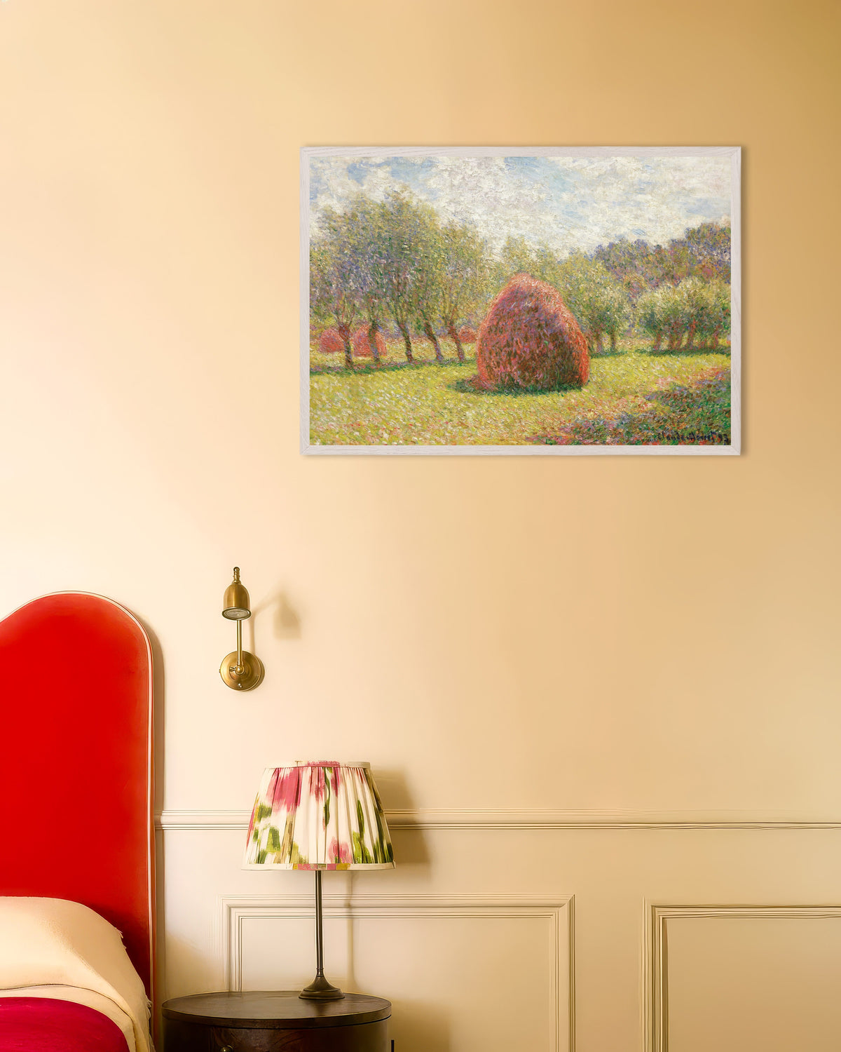 Plakat Høystakker i Giverny (1893) av Claude Monet med hvit treramme