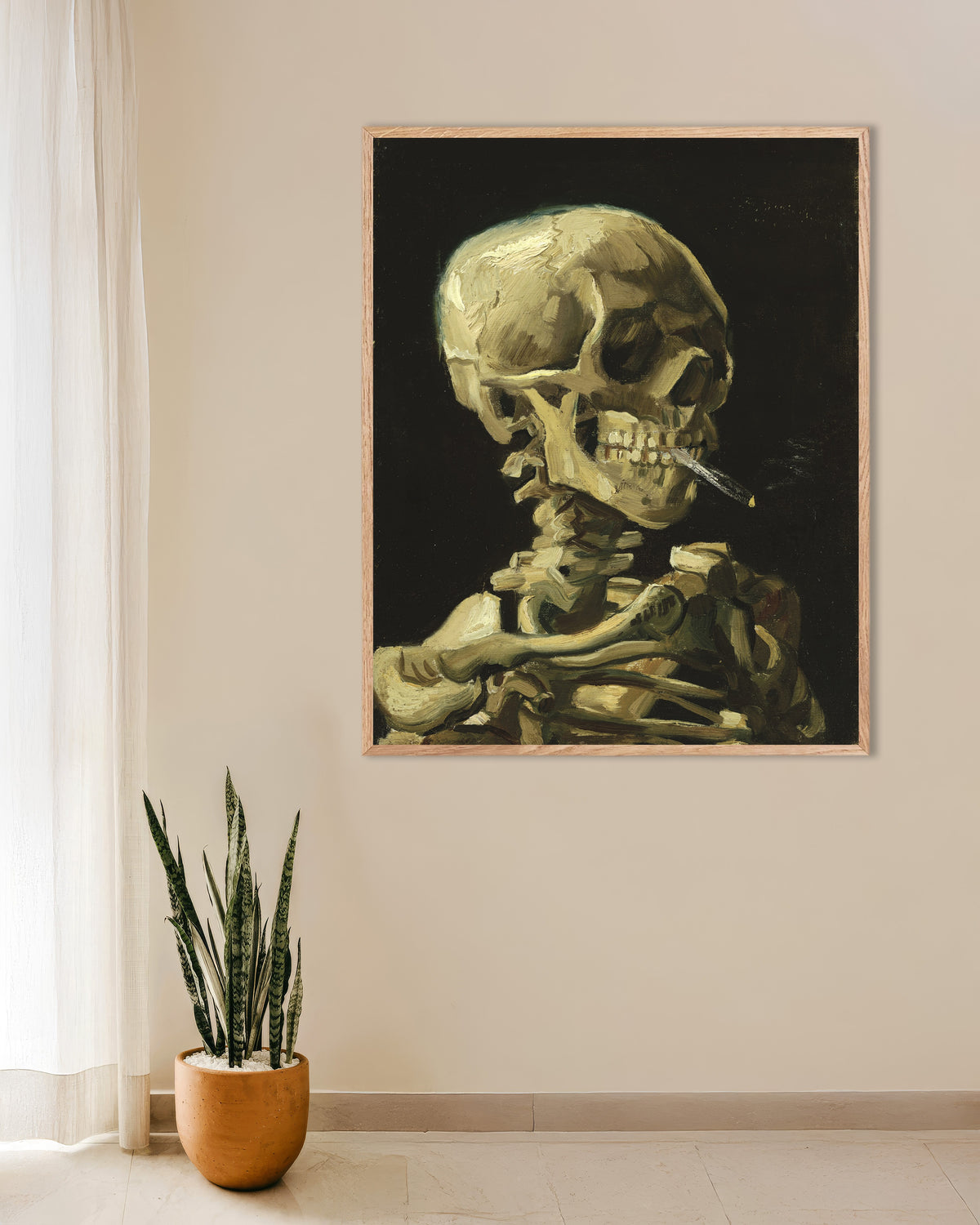 Poster av Et skjeletthode med en brennende sigarett (1886) av Vincent van Gogh, med ramme i naturlig tre