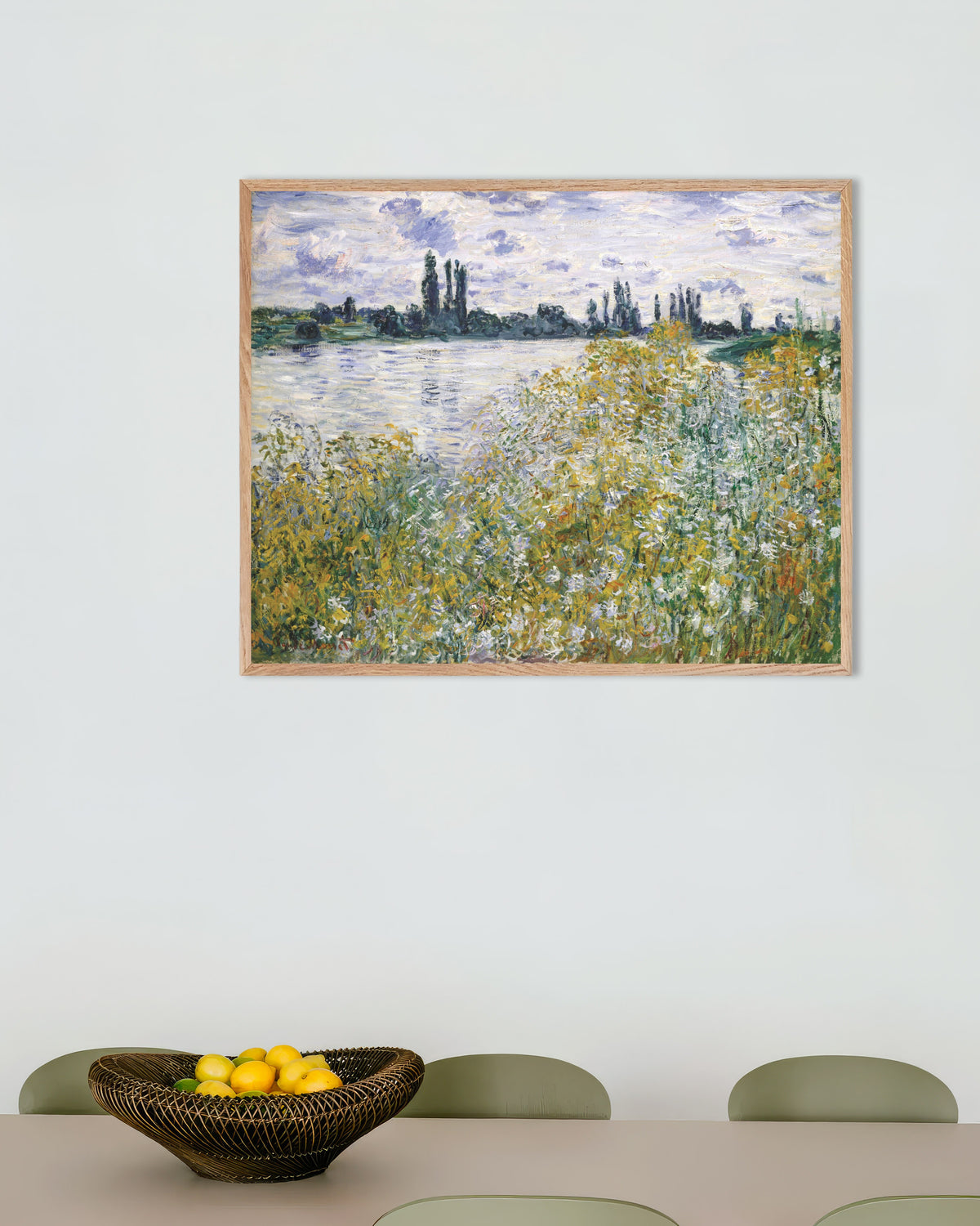 Plakat Blomsterøya ved Vétheuil (1880) av Claude Monet med ramme i naturtre