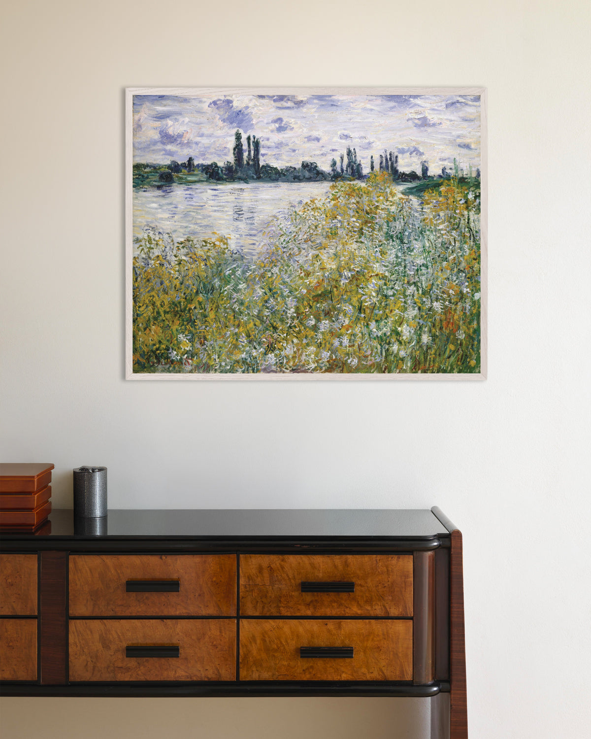 Plakat Blomsterøya ved Vétheuil (1880) av Claude Monet med hvit treramme