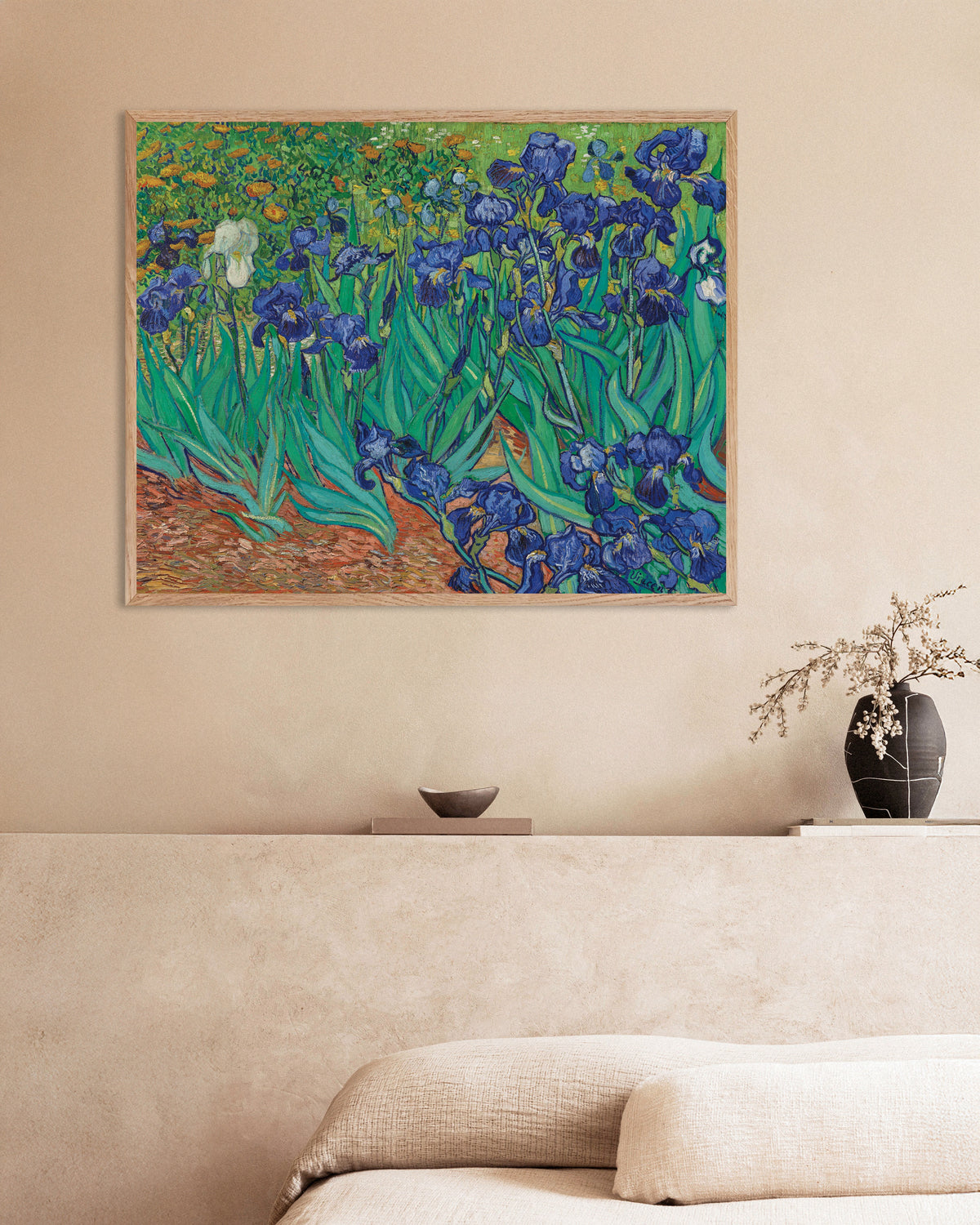 Poster av Iris (1889) av Vincent van Gogh, med ramme av naturtre