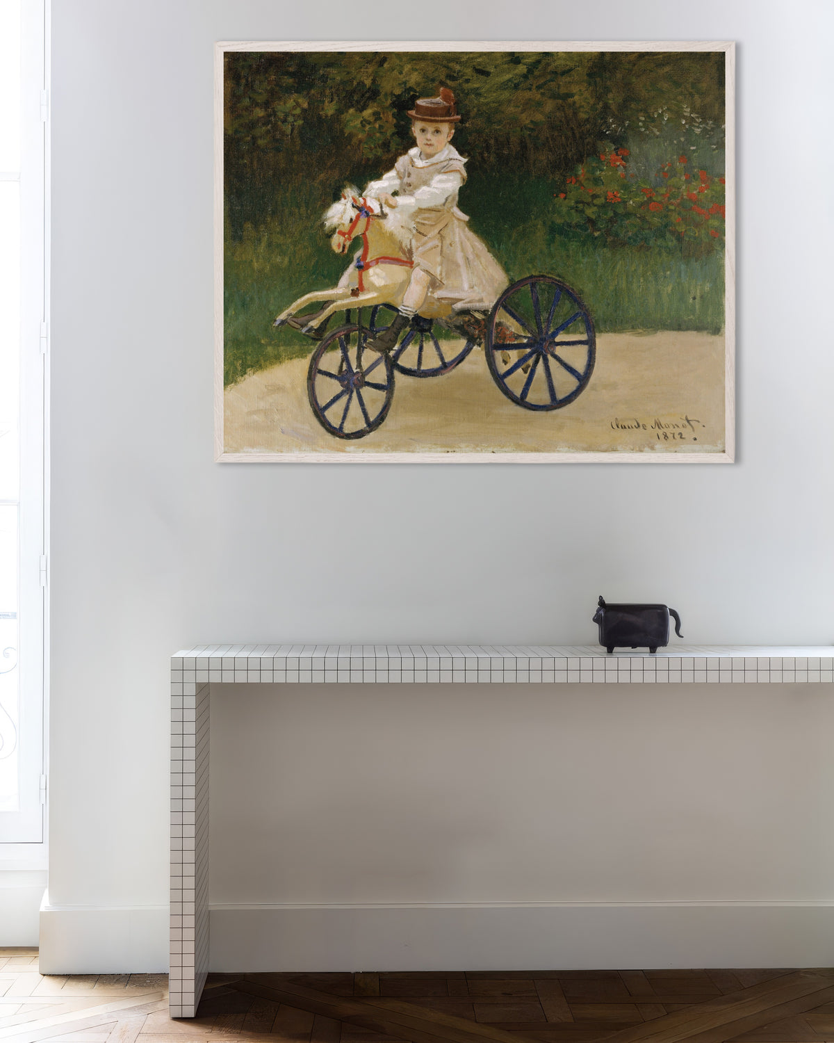 Plakat Jean Monet på kjepphesten sin (1872) av Claude Monet med hvit treramme