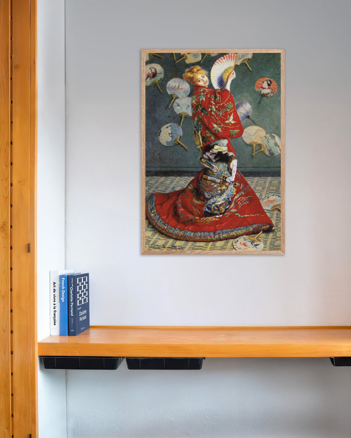 Plakat La Japonaise, Camille Monet i japansk drakt (1876) av Claude Monet med ramme i naturtre