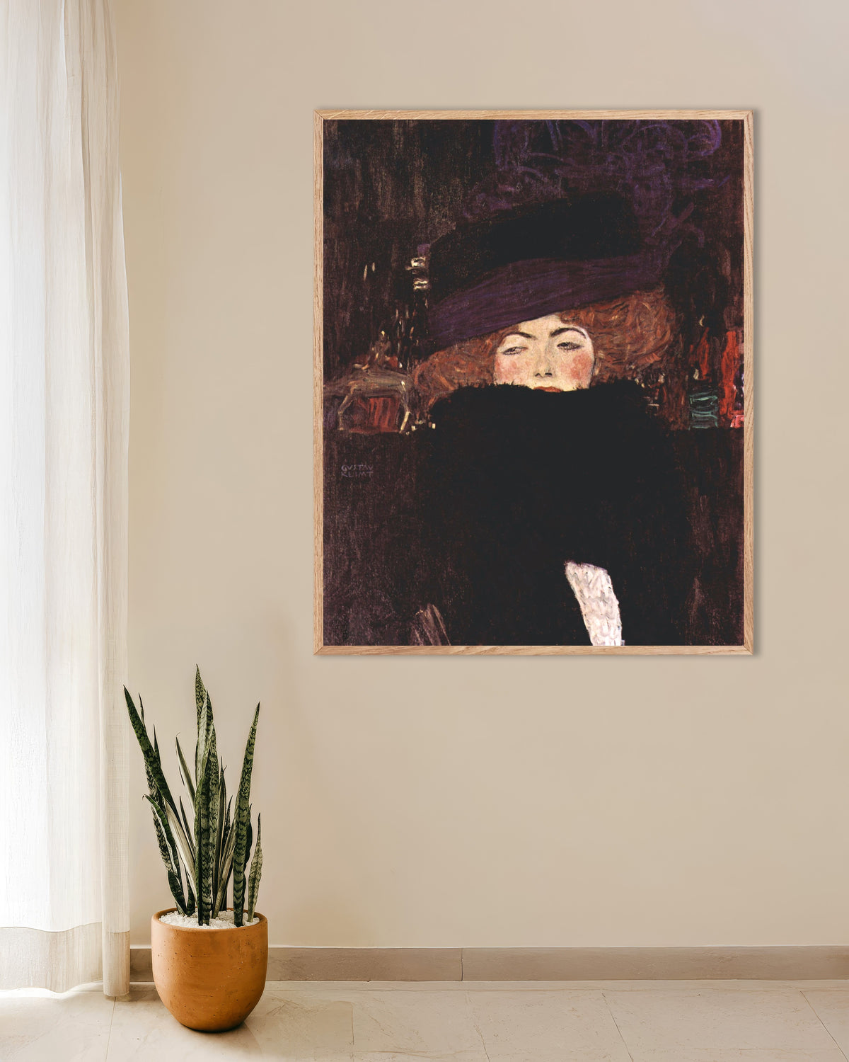 Poster av Dame med hatt og fjærboa (1909) av Gustav Klimt, med ramme i naturtre
