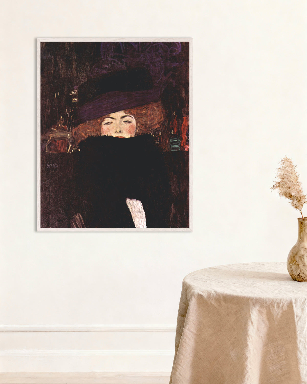 Poster av Dame med hatt og fjærboa (1909) av Gustav Klimt, med hvit treramme