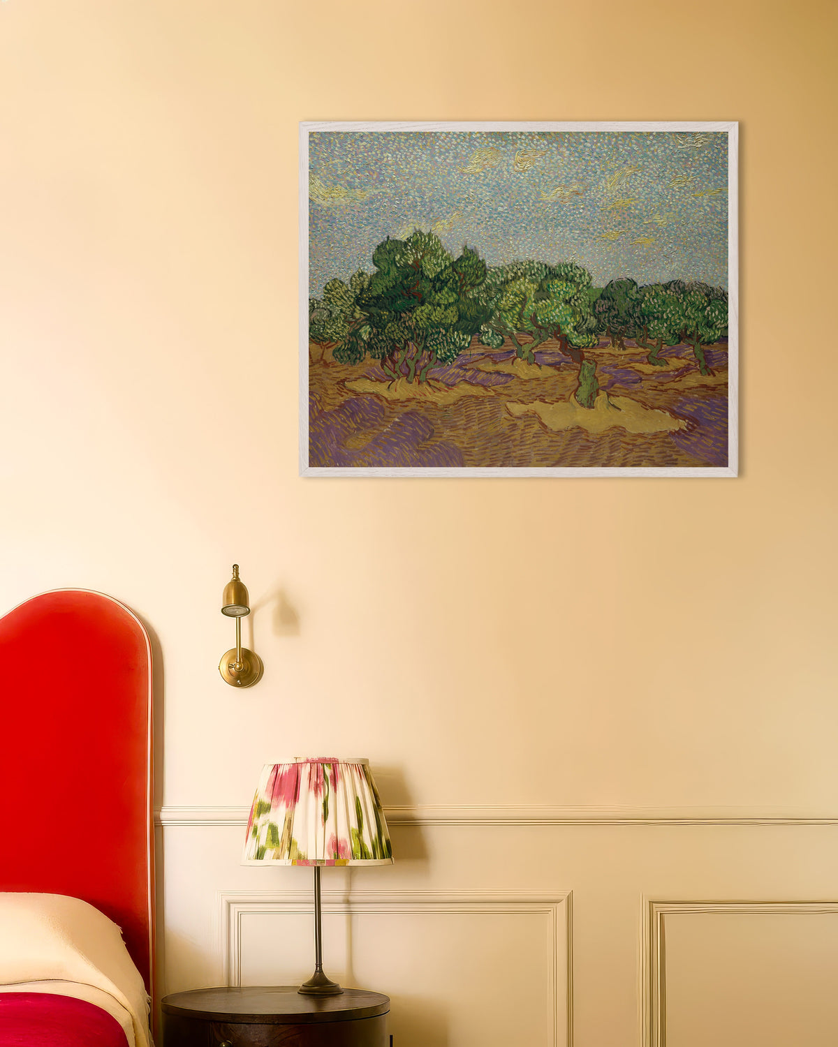 Poster av Oliventrær under en blek himmel (1889) av Vincent van Gogh, med hvit treramme