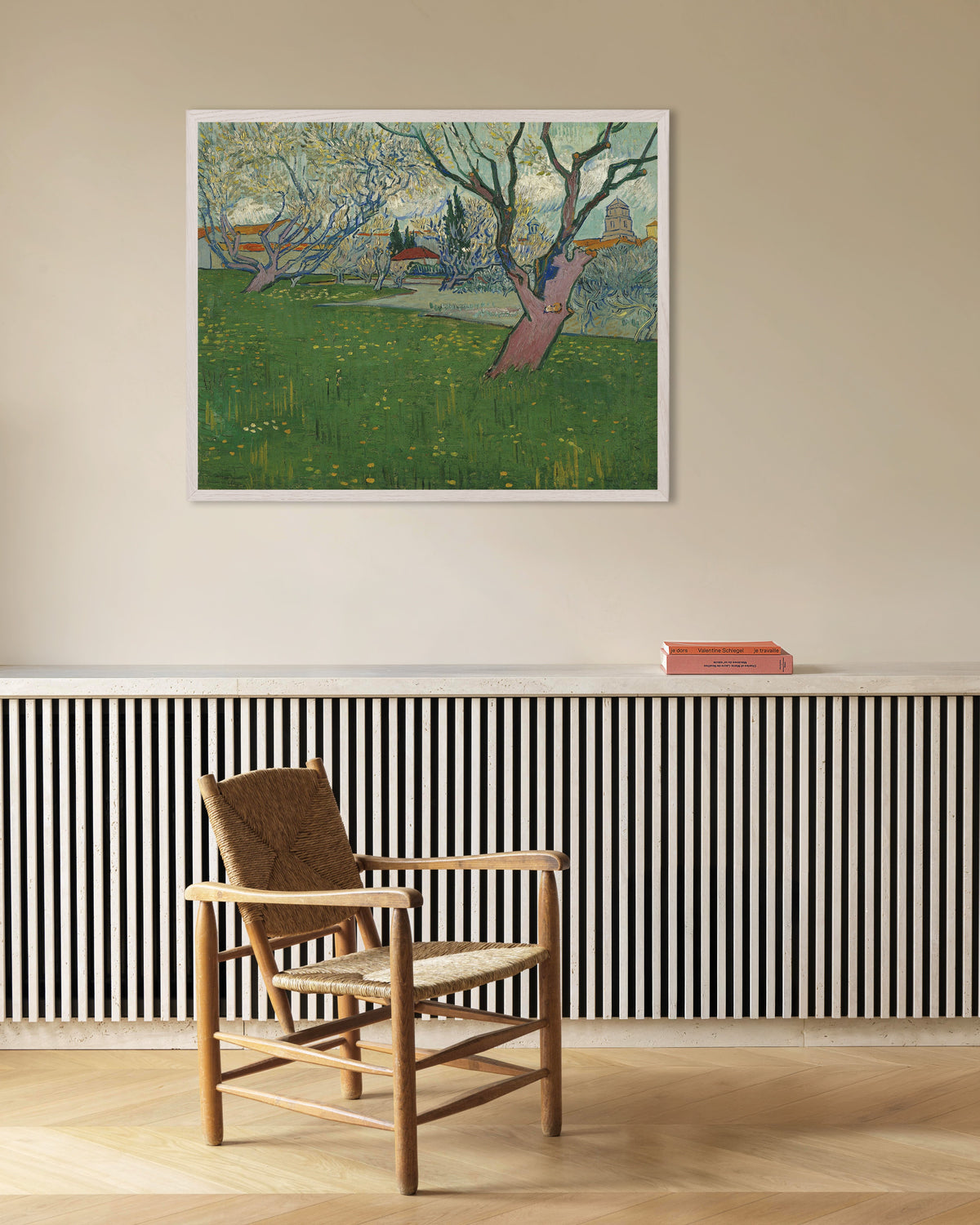 Poster av Frukthage i blomst med utsikt over Arles (1889) av Vincent van Gogh, med hvit treramme
