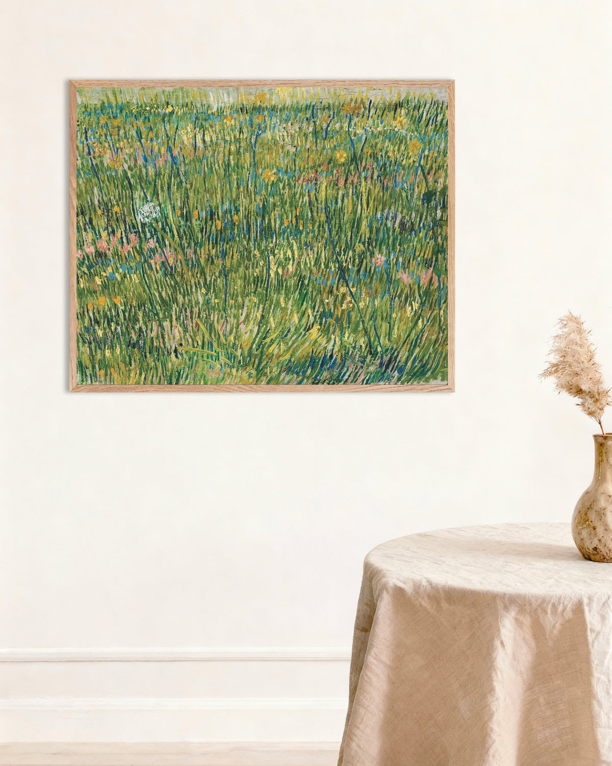 Poster av Gressflekk (1887) av Vincent van Gogh, med ramme i naturtre