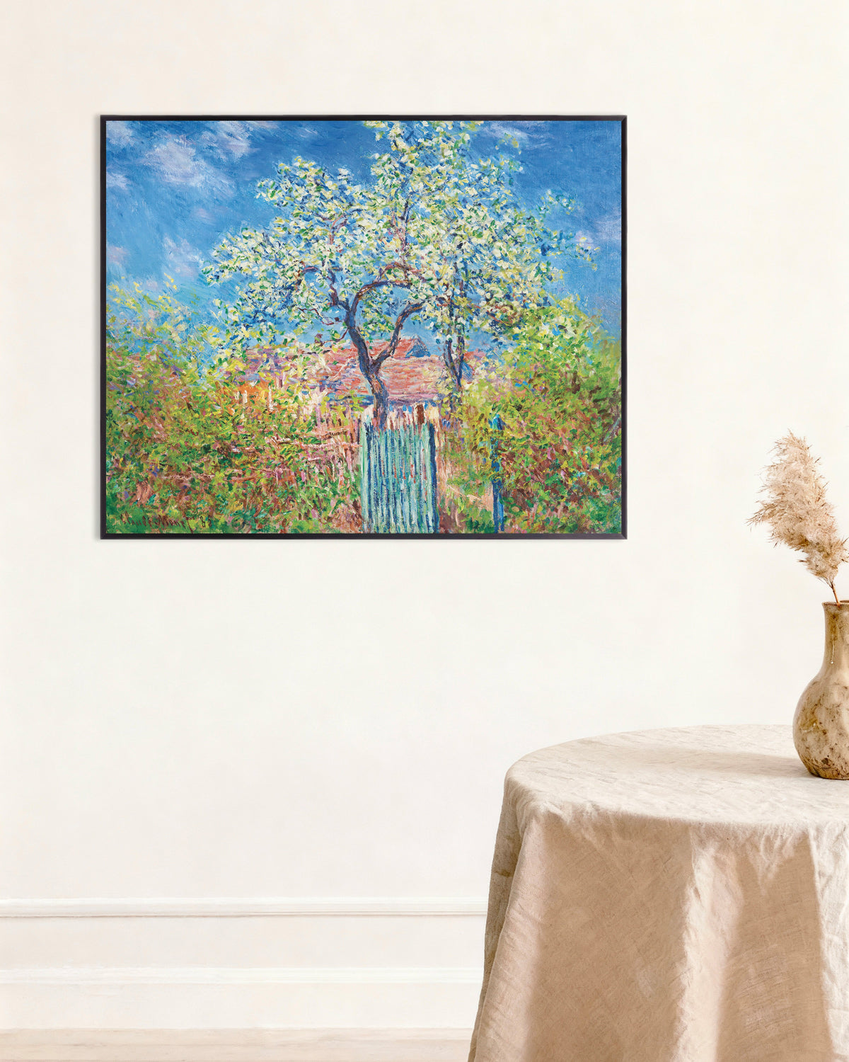 Plakat Pæretre i blomst (1885) av Claude Monet med metallramme