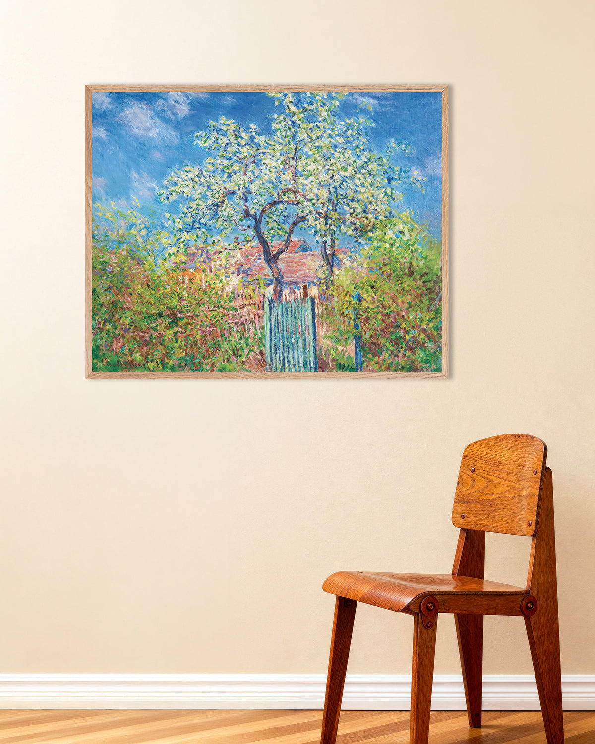 Plakat Pæretre i blomst (1885) av Claude Monet med ramme i naturtre