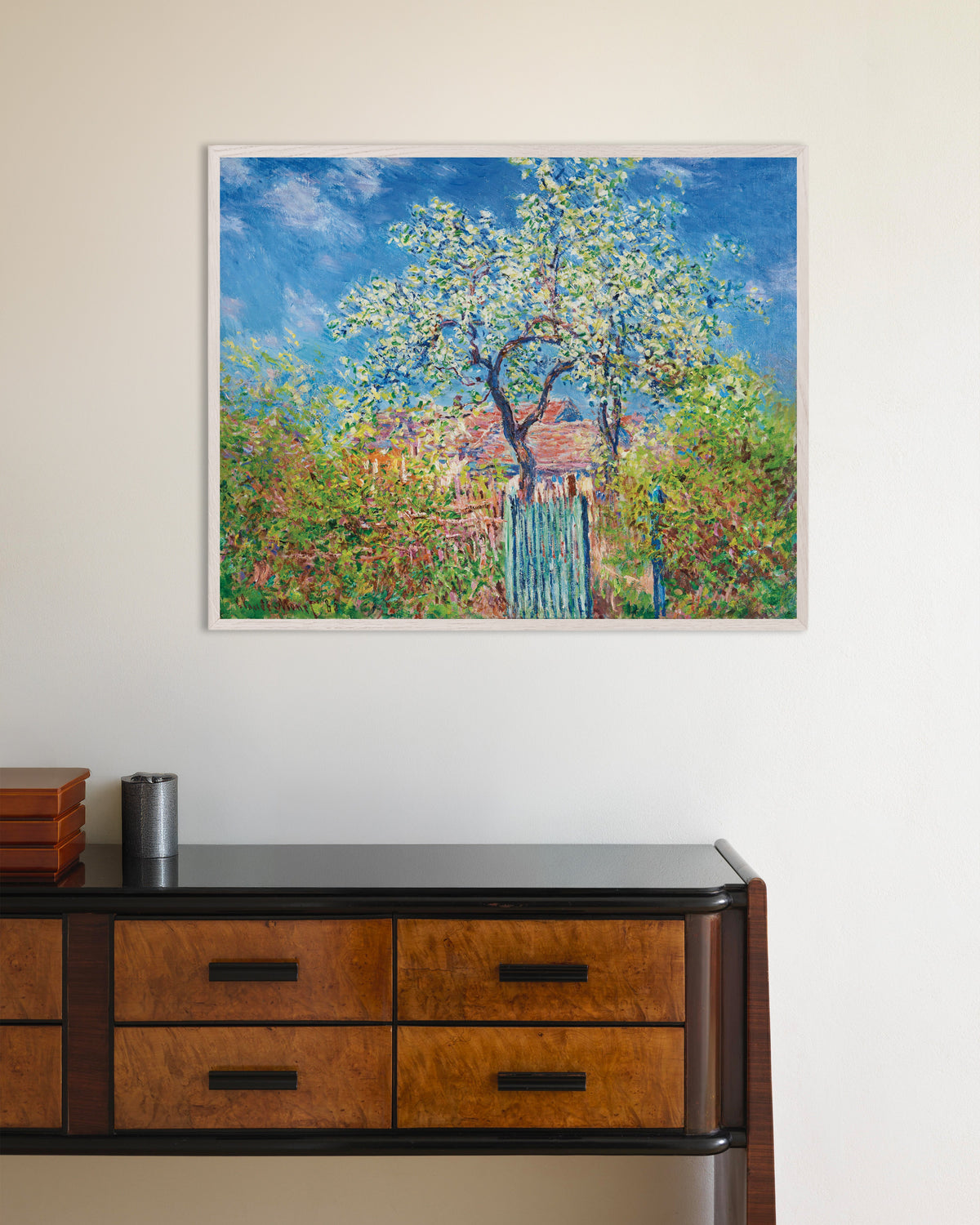 Plakat Pæretre i blomst (1885) av Claude Monet med hvit treramme