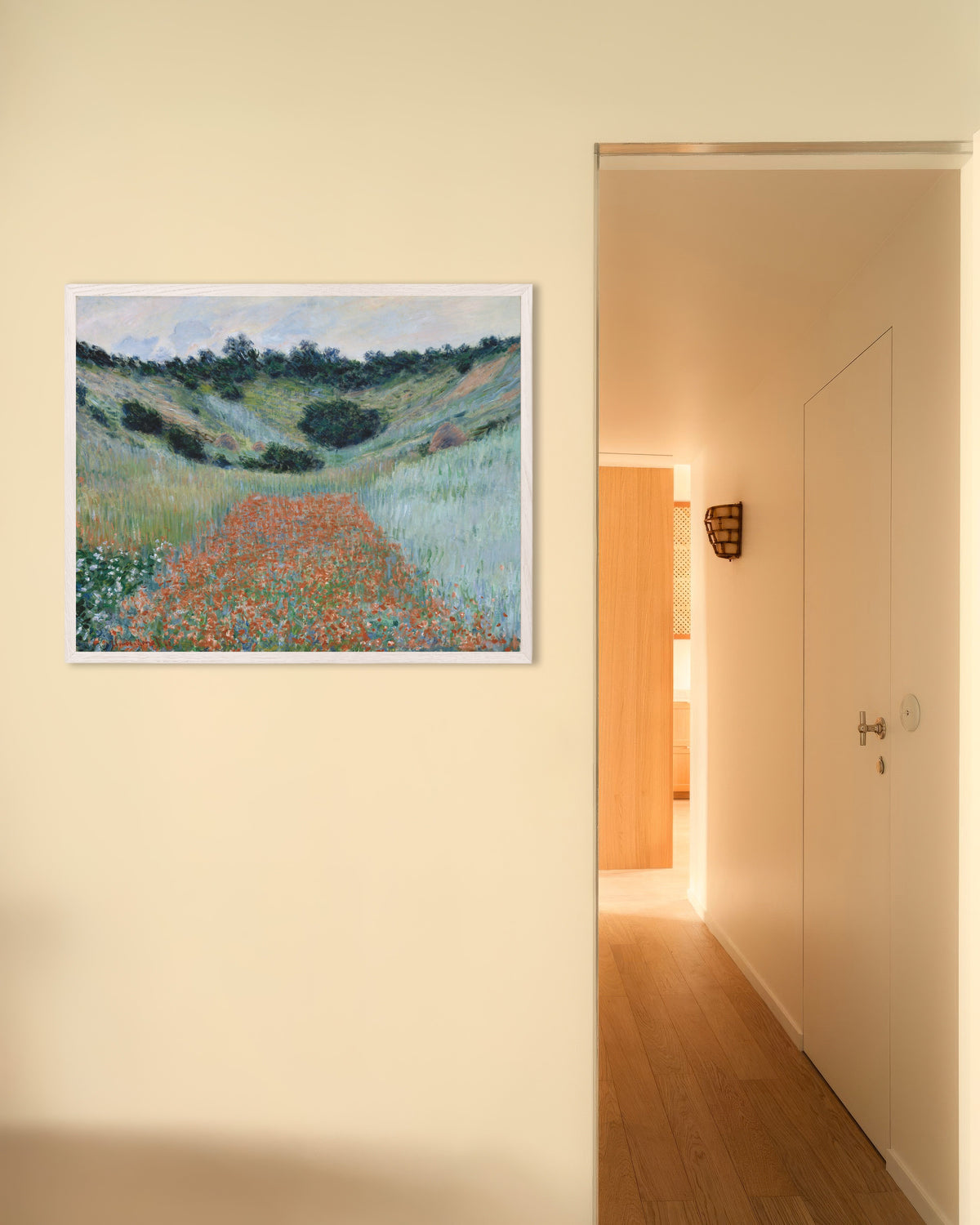 Plakat Valmueåker i en dal nær Giverny (1885) av Claude Monet med hvit treramme