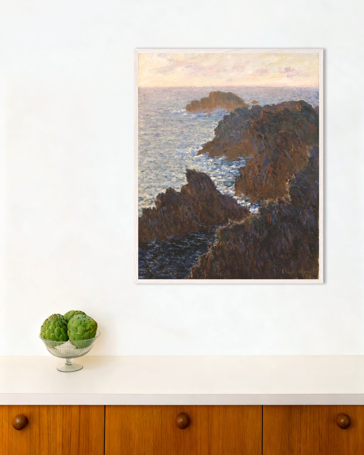 Plakat Klipper på Belle-Île, Port-Domois (1886) av Claude Monet med hvit treramme
