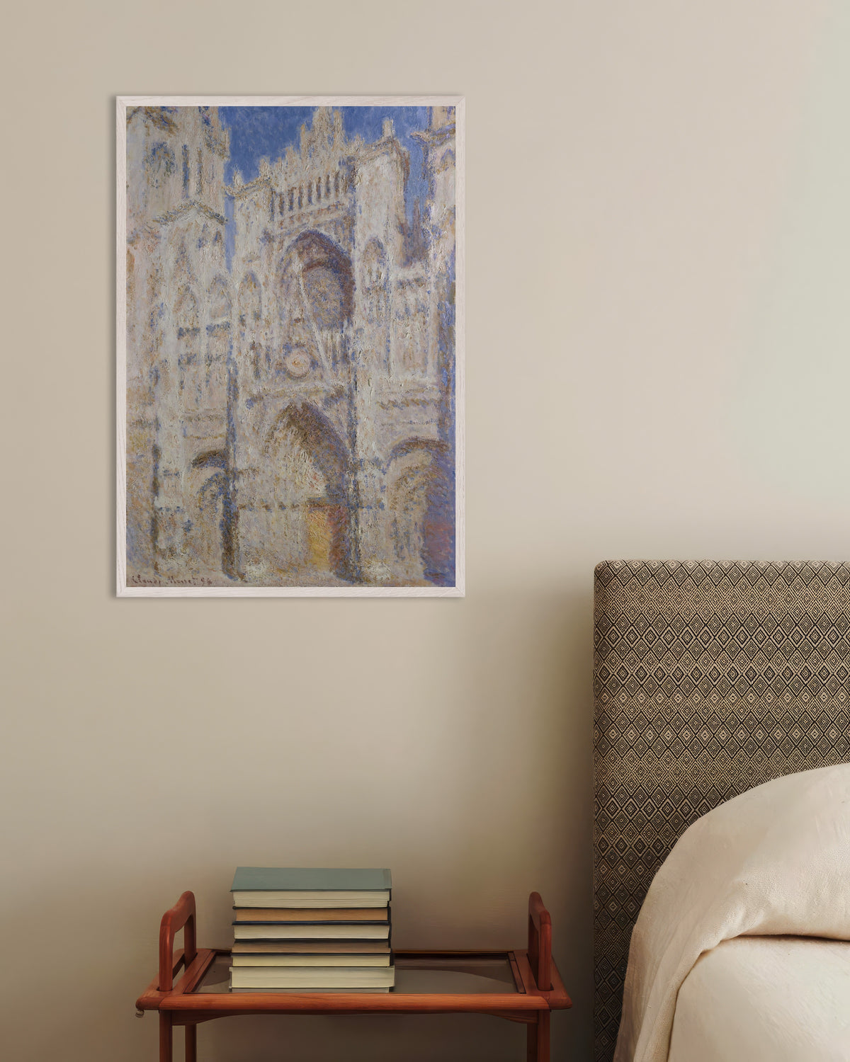 Plakat Katedralen i Rouen, portalen i sollys (1894) av Claude Monet med hvit treramme