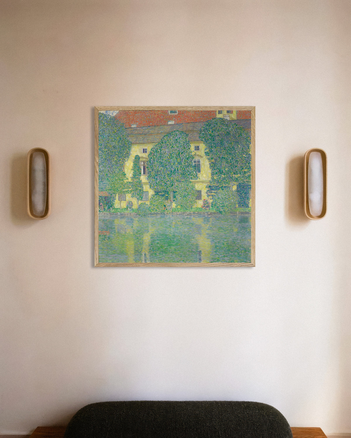 Poster av Schloss Kammer ved Attersee III (1910) av Gustav Klimt, med treramme i naturtre