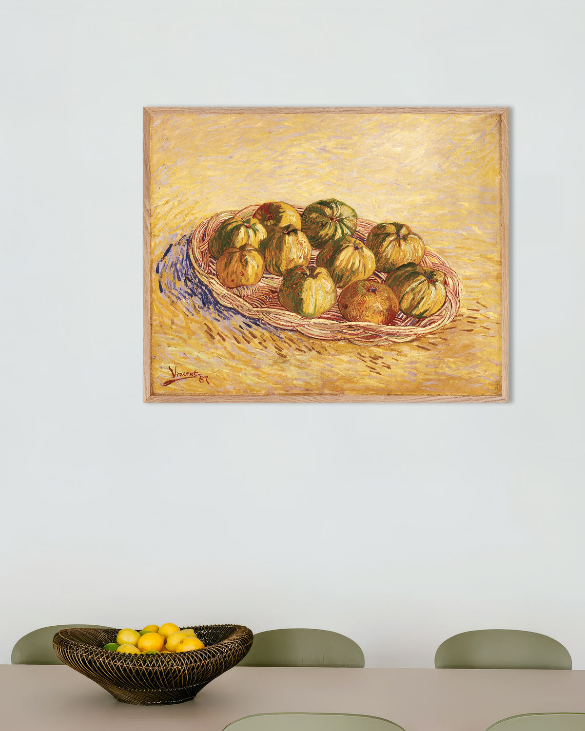 Poster med Stilleben med kurv med epler (1887) av Vincent van Gogh, med ramme i naturtre
