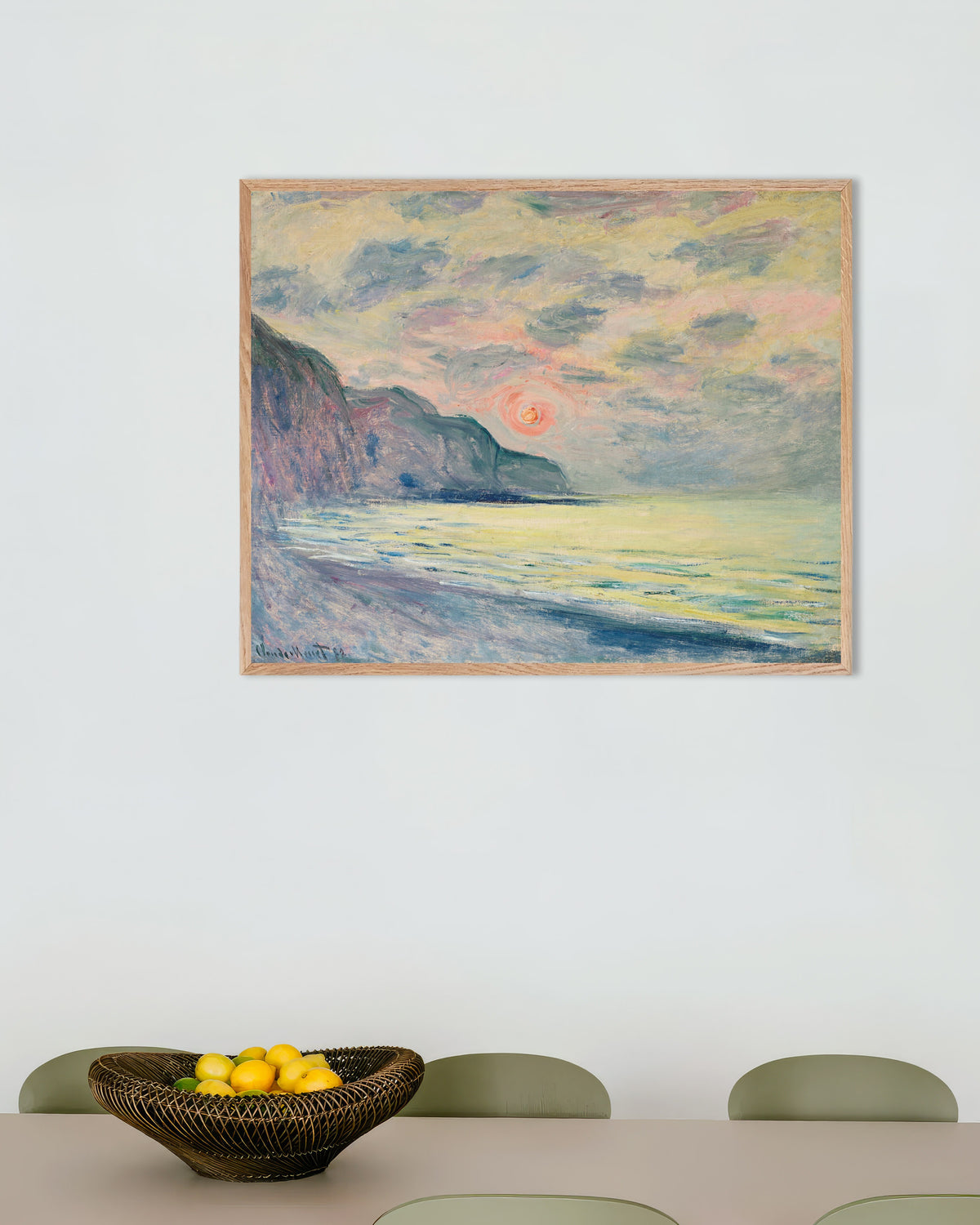 Plakat Solnedgang i disig vær, Pourville (1882) av Claude Monet med ramme i naturtre