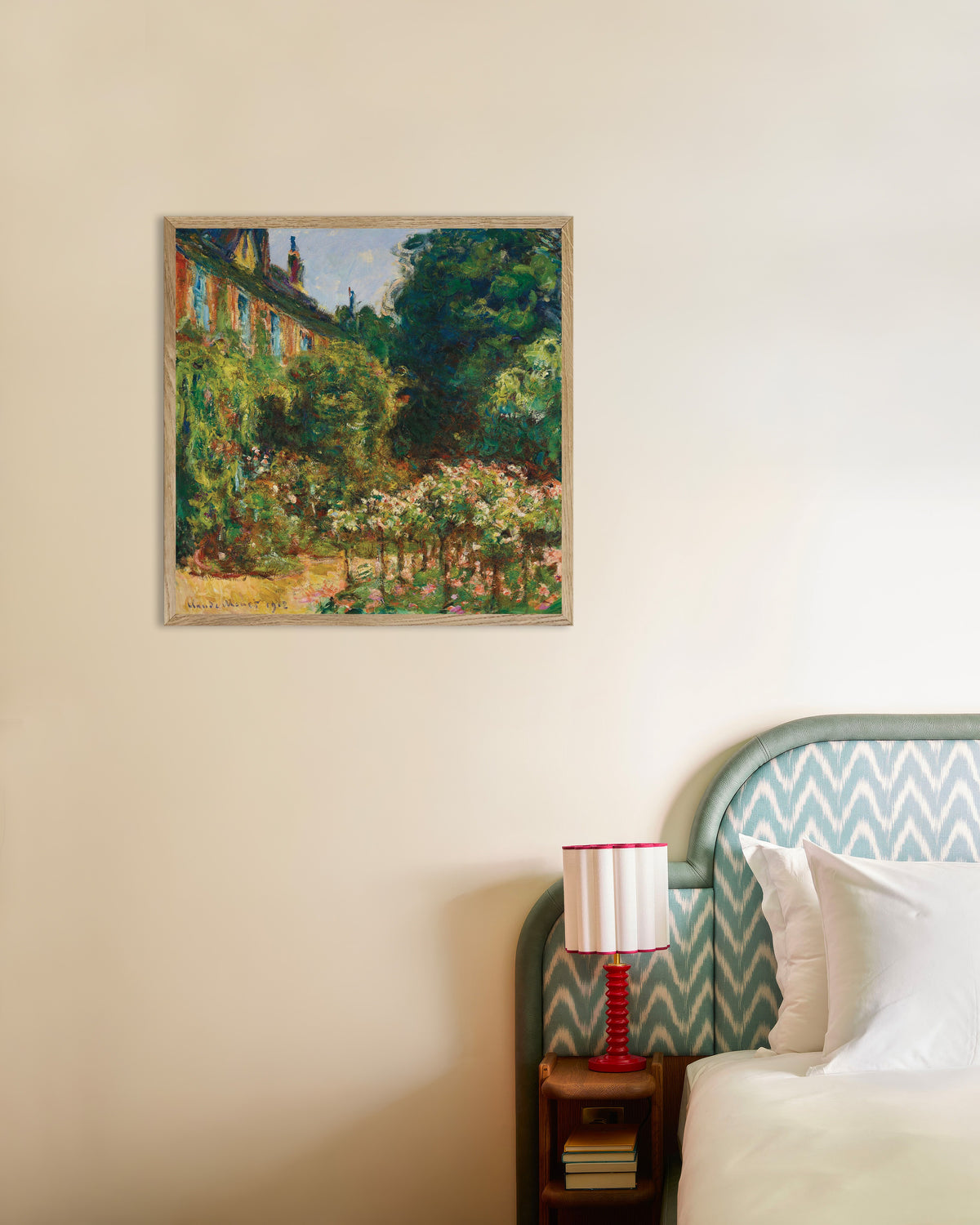 Plakat Kunstnerens hus i Giverny (1912) av Claude Monet med ramme i naturtre