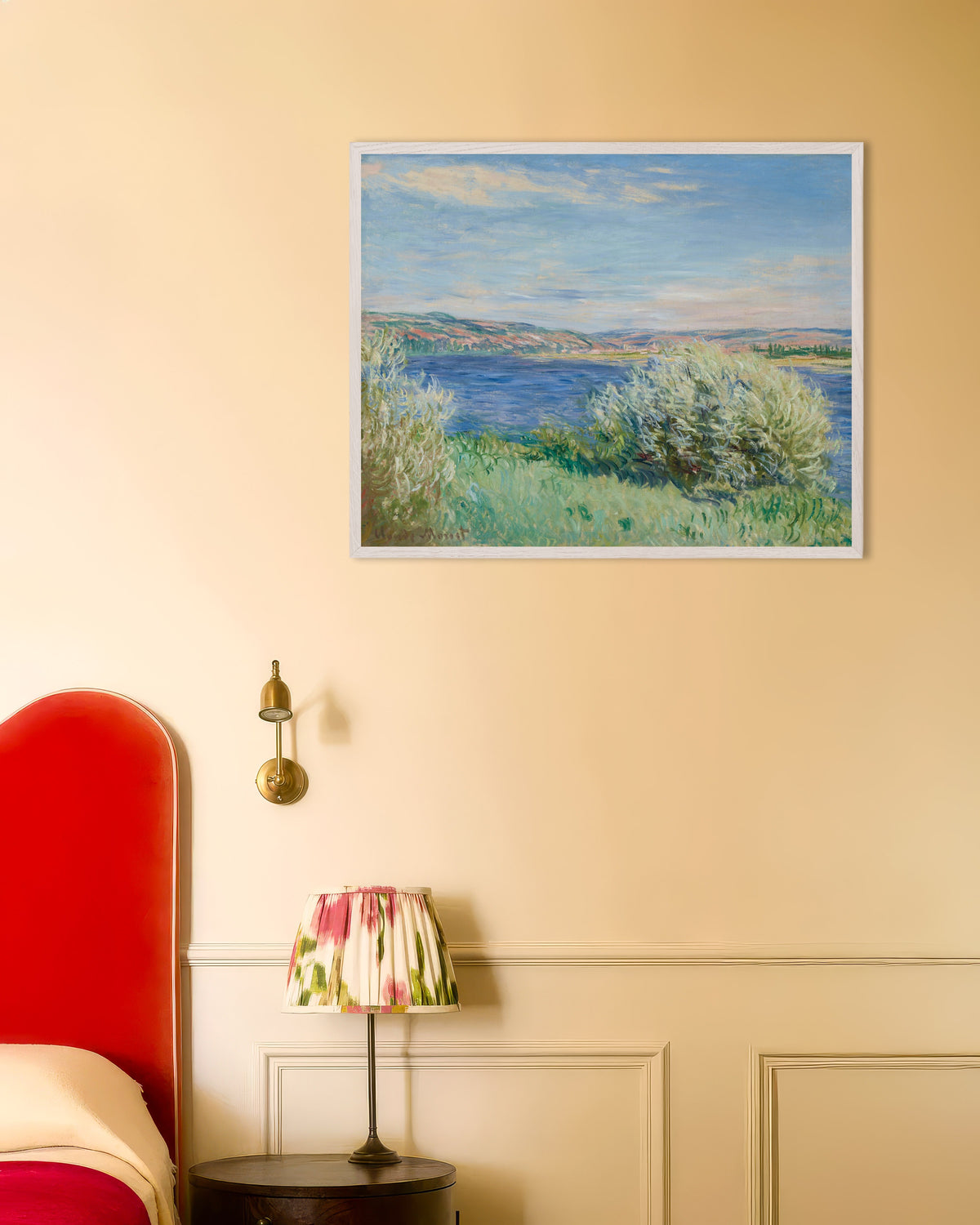 Plakat Seinens bredder nær Vétheuil (1881) av Claude Monet med hvit treramme
