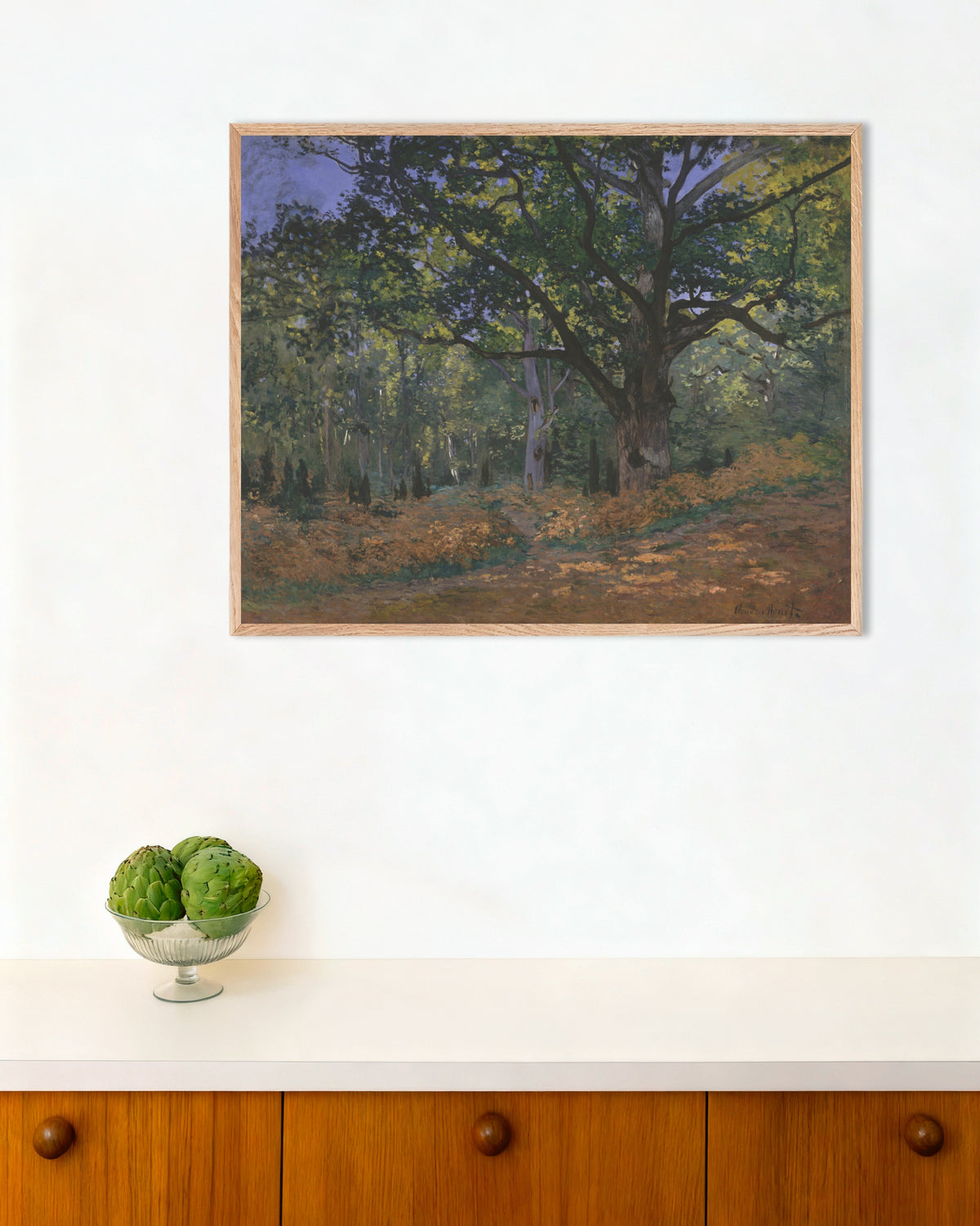 Plakat Bodmer-eiken, Fontainebleau-skogen (1865) av Claude Monet med ramme i naturtre