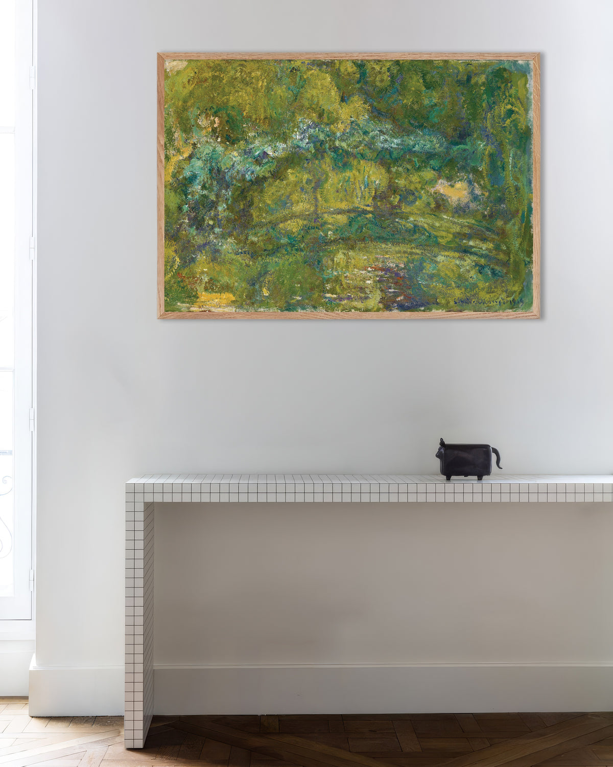 Plakat Gangbroen over vannliljedammen (1919) av Claude Monet med ramme i naturtre
