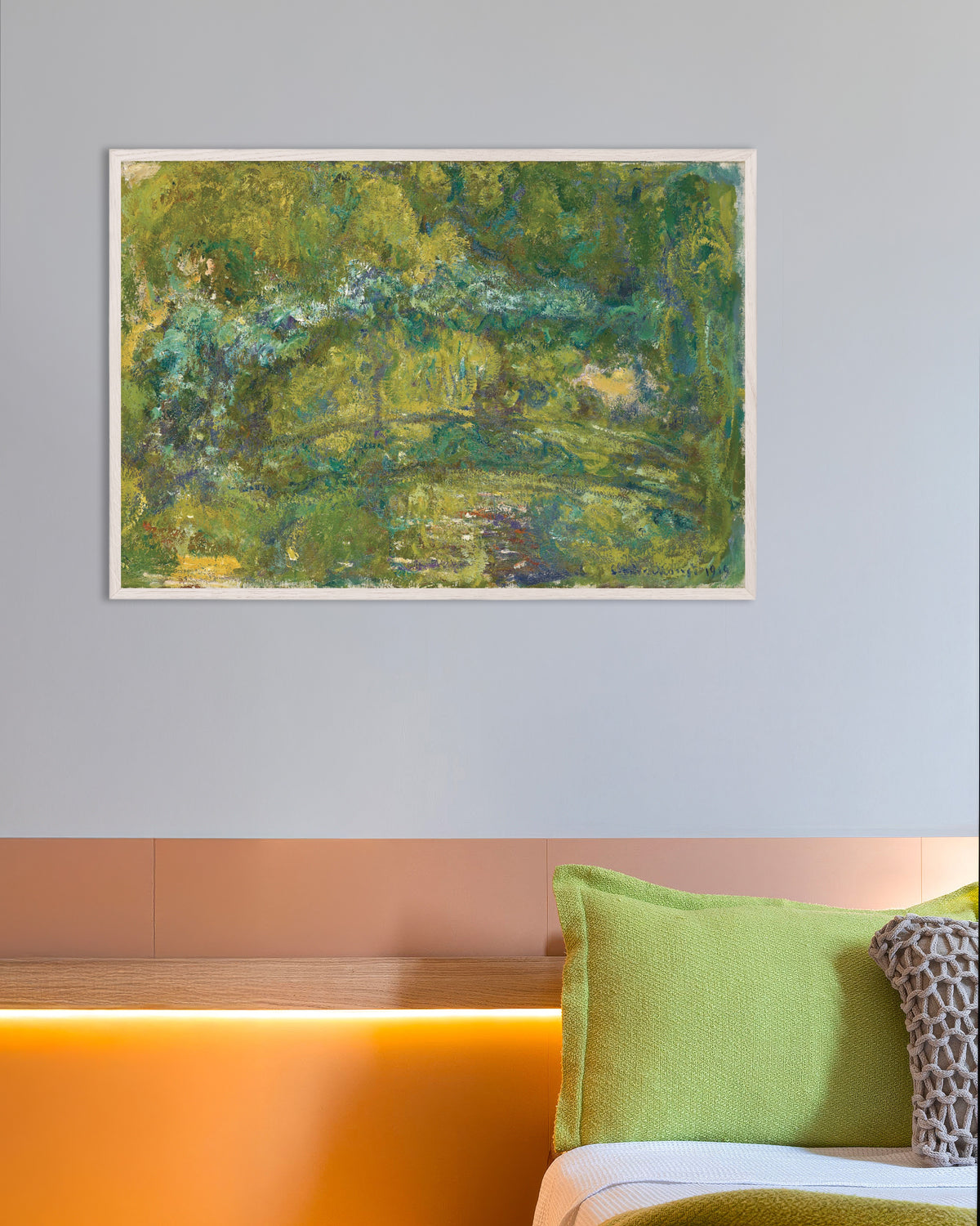Plakat Gangbroen over vannliljedammen (1919) av Claude Monet med hvit treramme