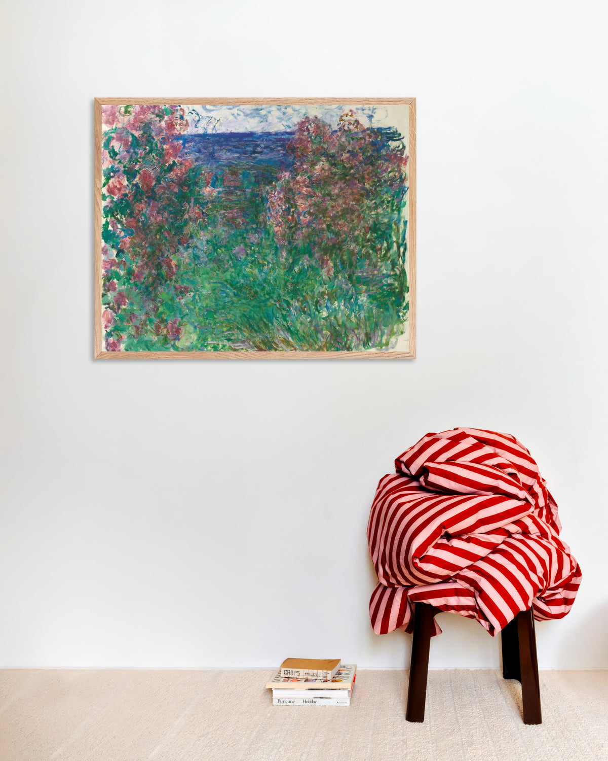 Plakat Huset blant rosene (ca. 1925) av Claude Monet med ramme i naturtre