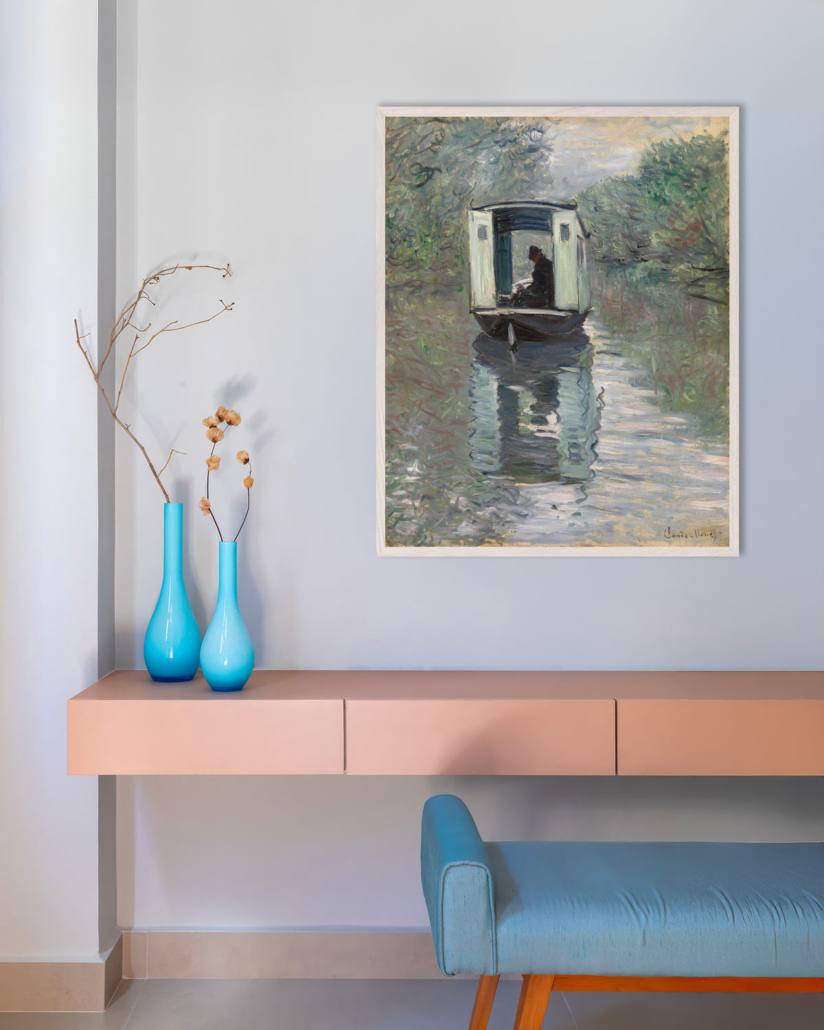 Plakat Atelierbåten (1876) av Claude Monet med hvit treramme