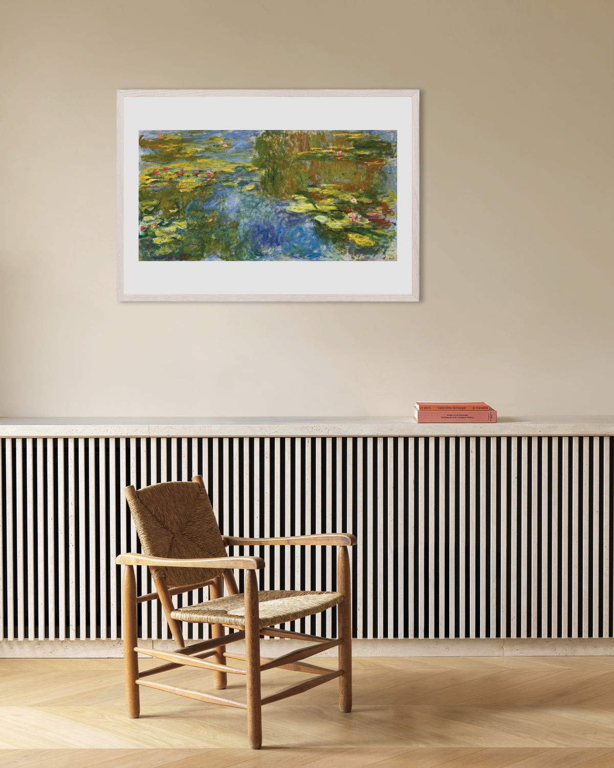 Plakat Vannliljedammen (ca. 1917–1919) av Claude Monet med hvit treramme