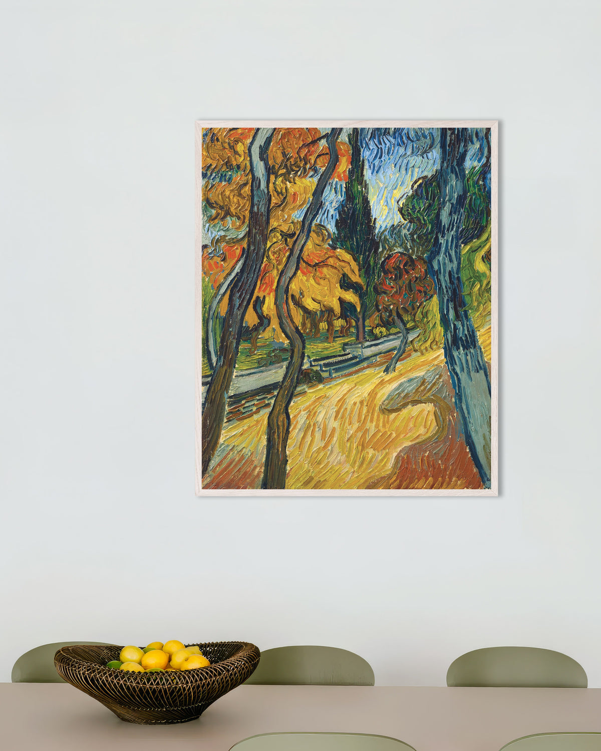 Poster av Trær i asylhagen (1889) av Vincent van Gogh, med hvit treramme