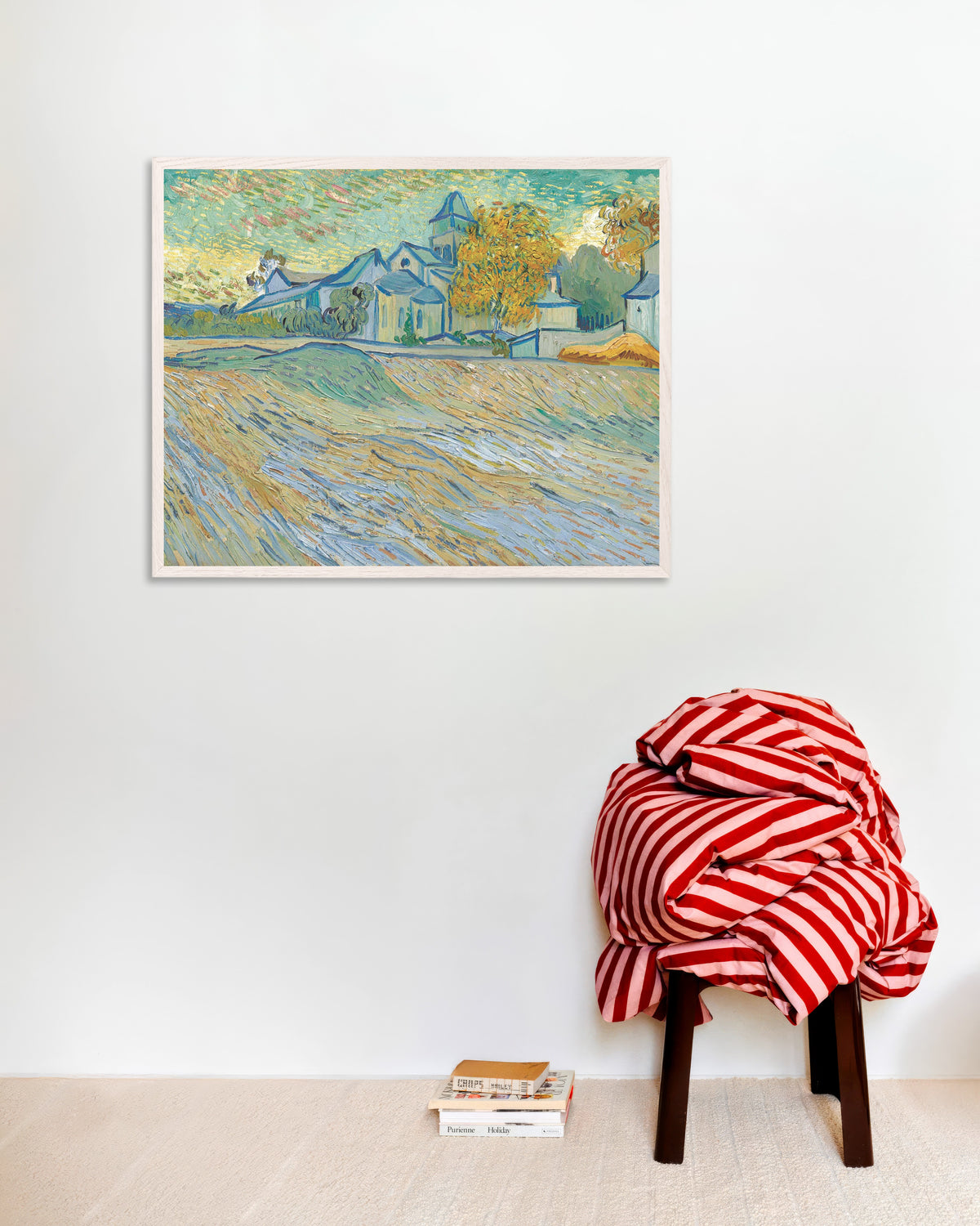 Poster av Utsikt over asylet og kapellet i Saint-Rémy (1889) av Vincent van Gogh, med hvit treramme