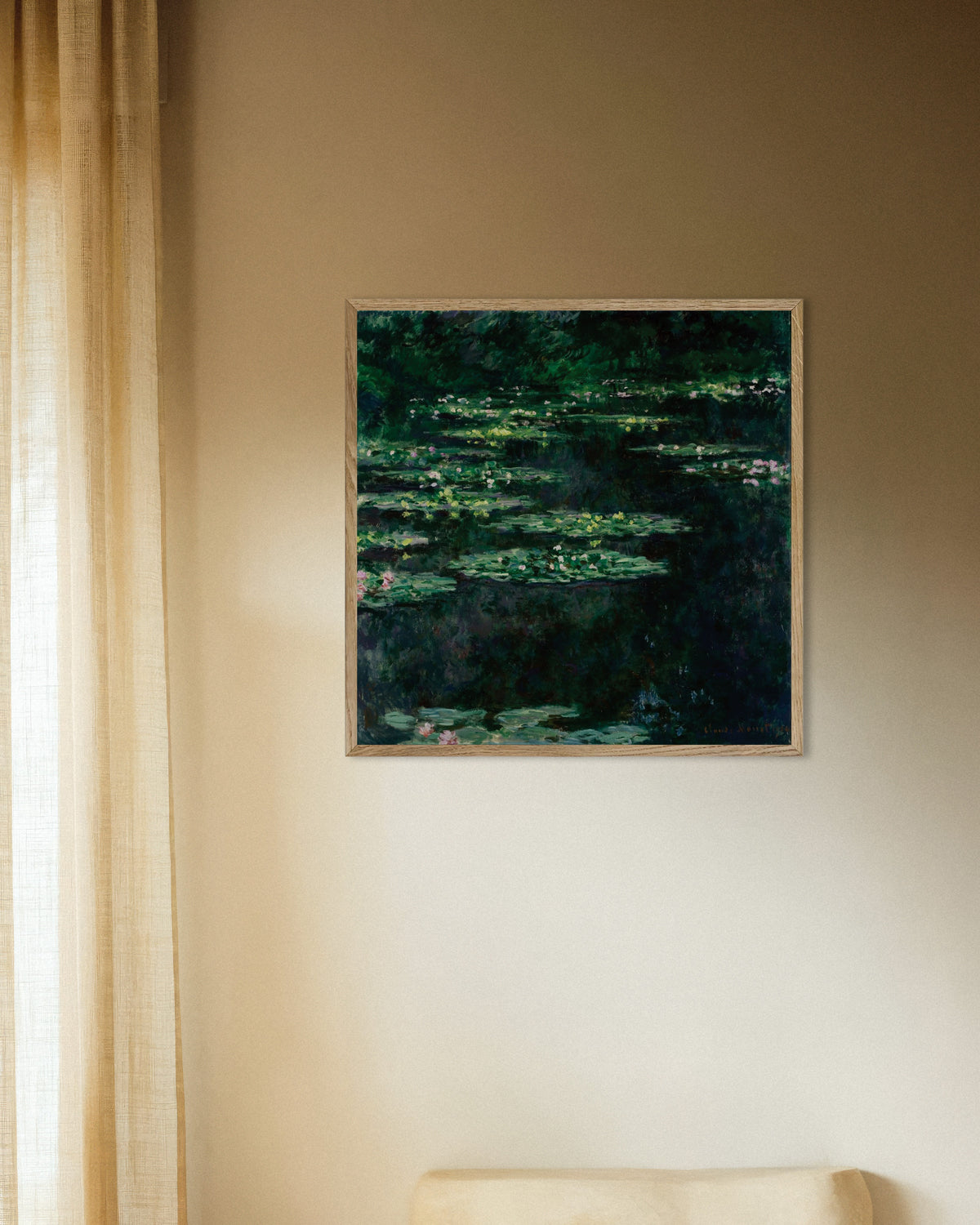 Plakat Vannliljer (1904) av Claude Monet med ramme i naturtre