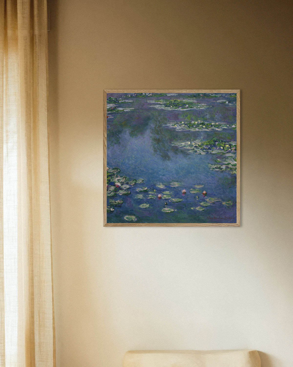 Plakat Vannliljer (1906) av Claude Monet med ramme i naturtre