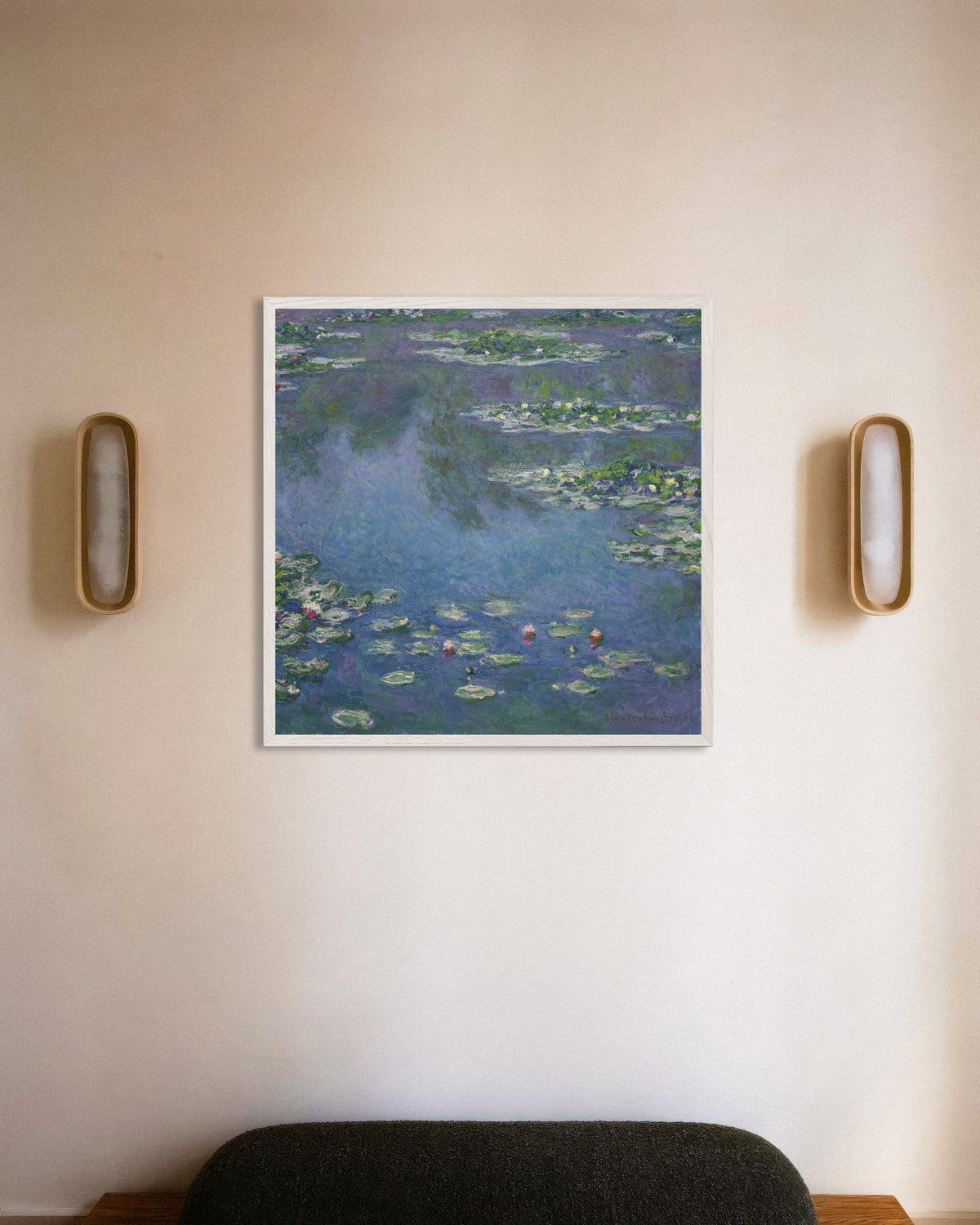 Plakat Vannliljer (1906) av Claude Monet med hvit treramme