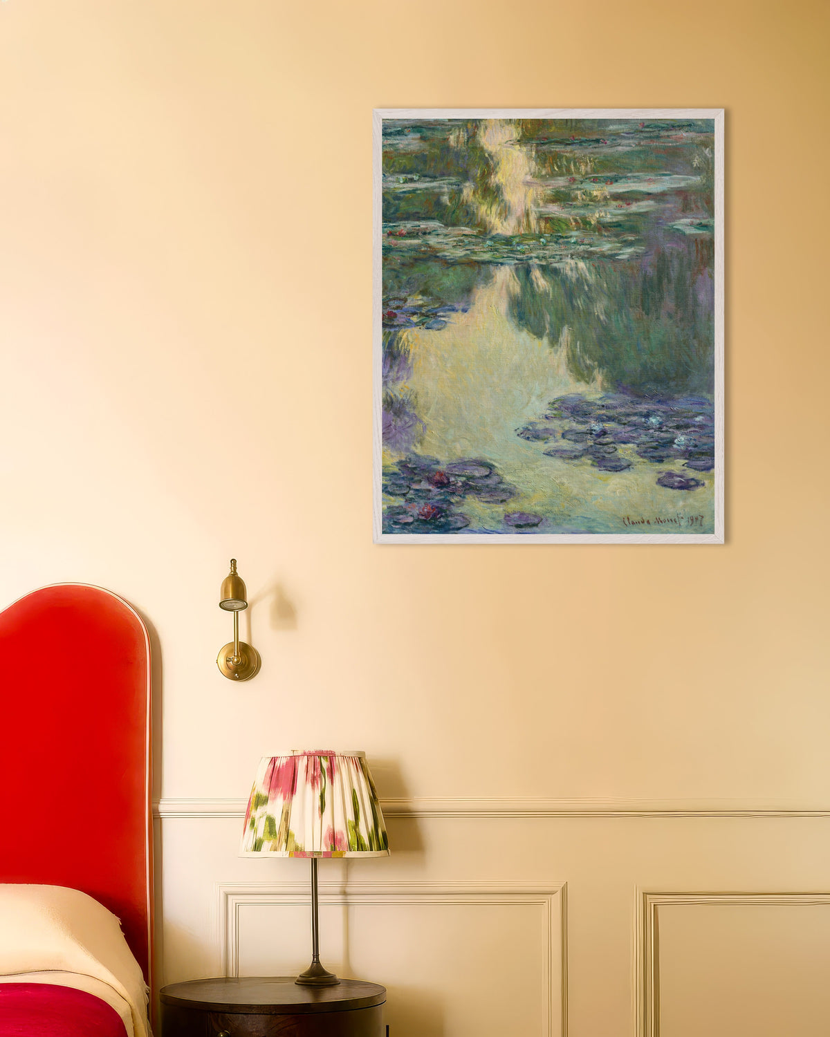 Plakat Vannliljer (1907) av Claude Monet med hvit treramme