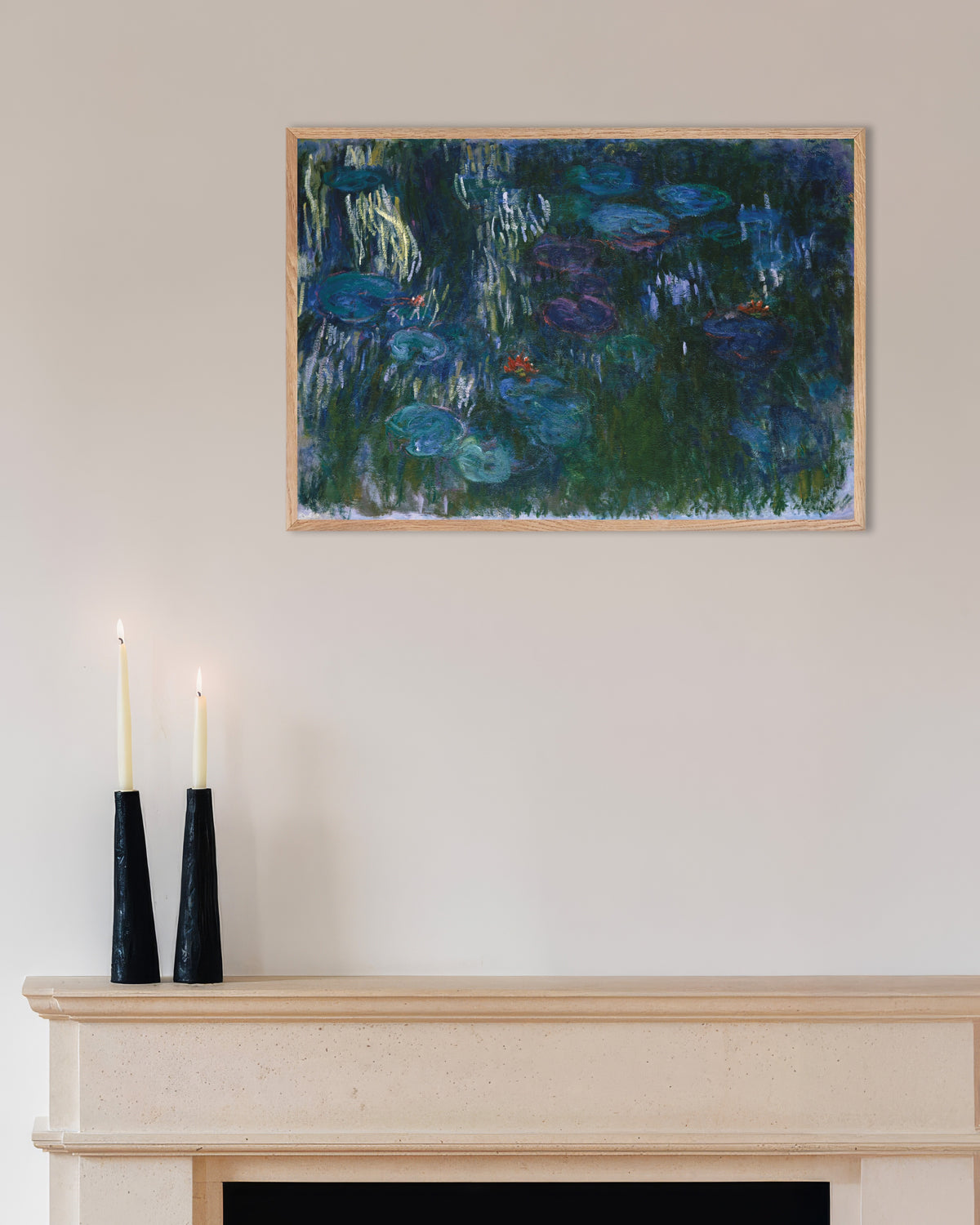 Plakat Vannliljer (1916–1919) av Claude Monet med ramme i naturtre